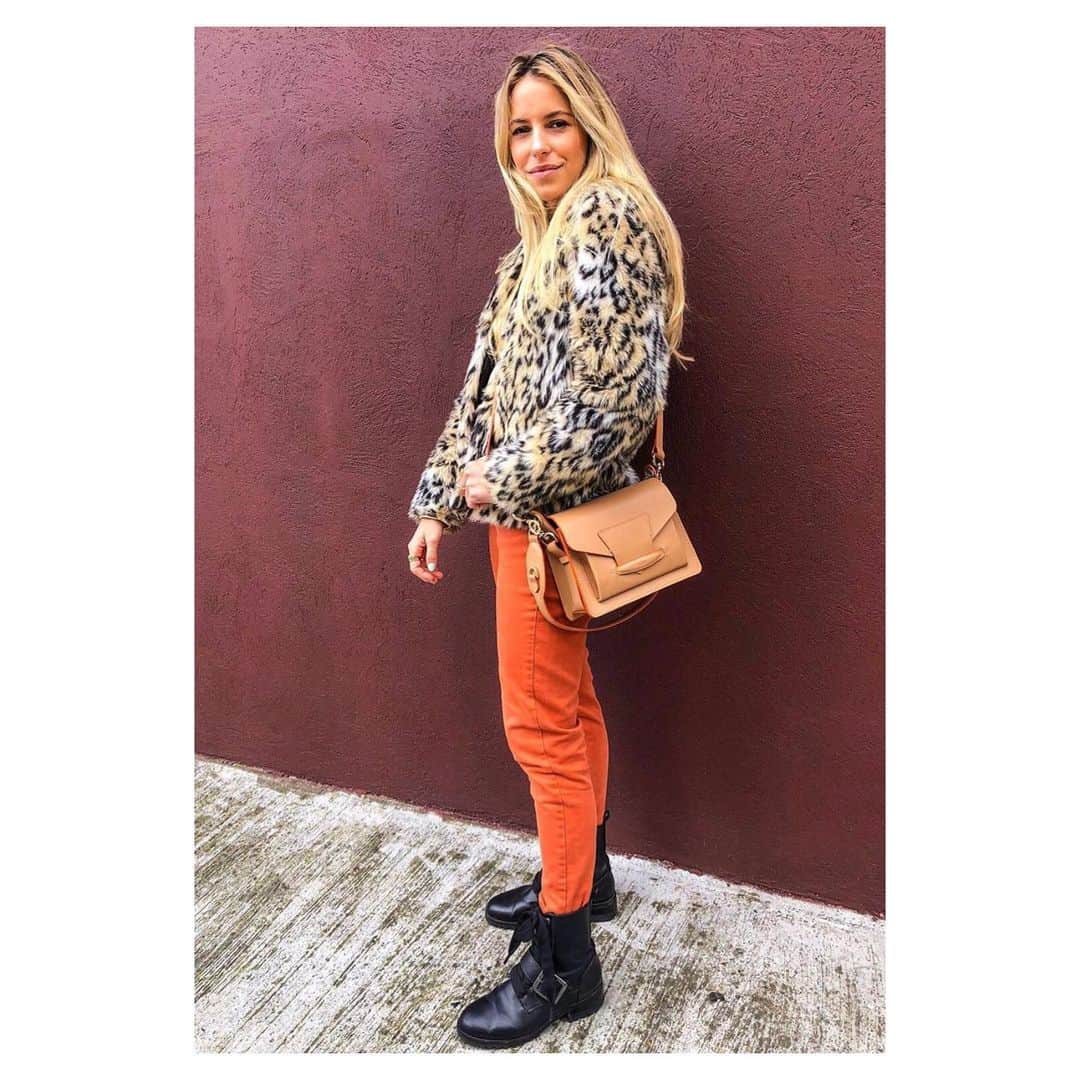 Schutzのインスタグラム：「Weekend style 🧡 #palomahandbags #schutzhandbags」