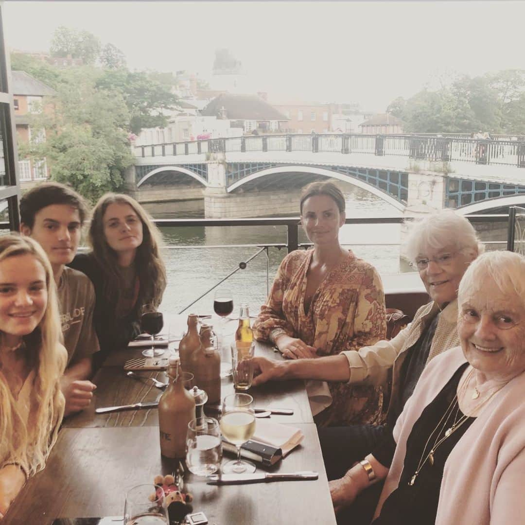 ガブリエル・アンウォーさんのインスタグラム写真 - (ガブリエル・アンウォーInstagram)「Dining at the Eton/Windsor bridge #family missing @shareefmalnik loving @grampawoosah @willowxylia @hugocverea @paisleyverea」7月22日 4時00分 - gabrielleanwar