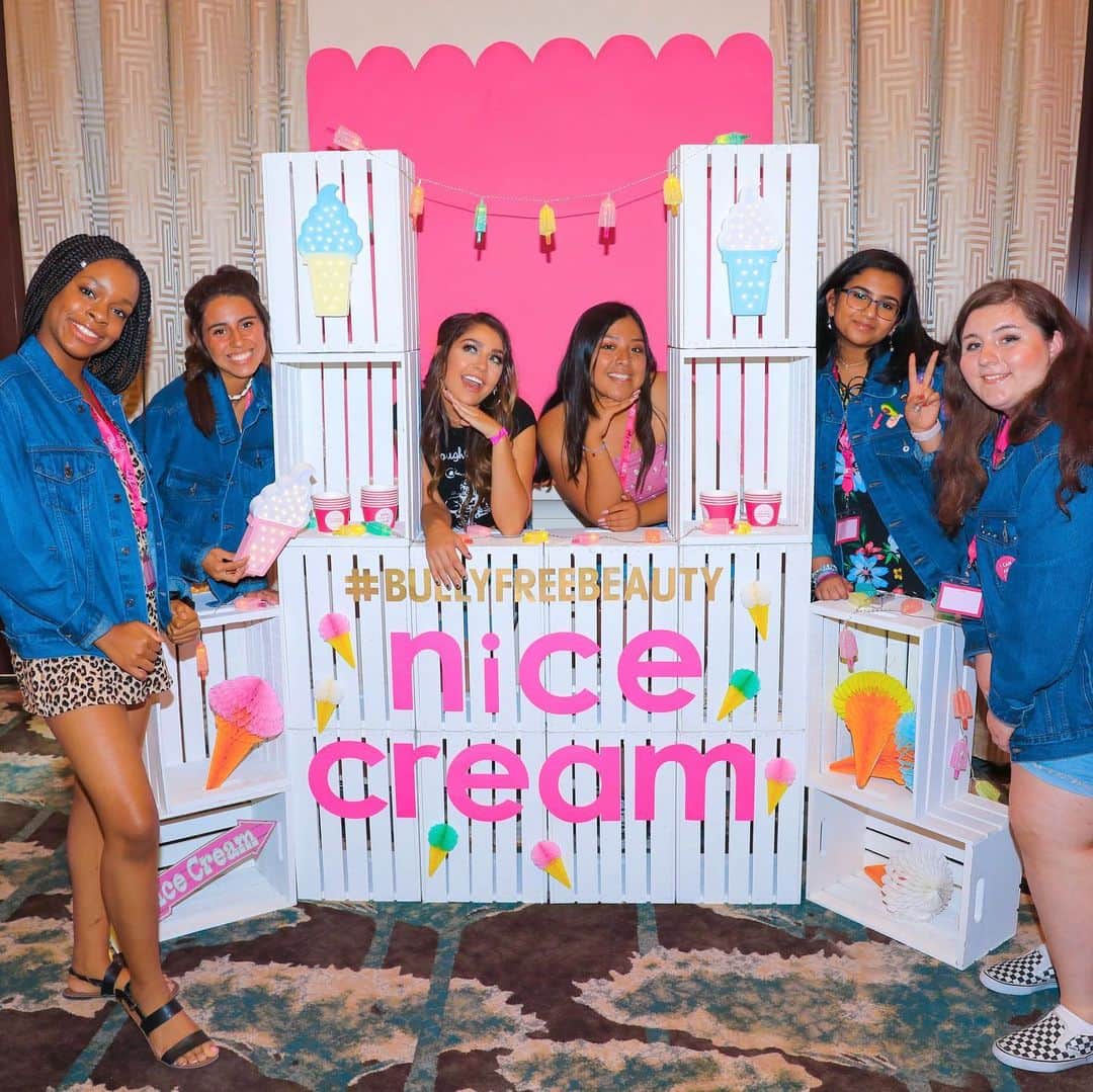 Tarte Cosmeticsさんのインスタグラム写真 - (Tarte CosmeticsInstagram)「Today is #NationalIceCream Day & we're celebrating it with our "nice cream" stand from our first big ego™ girls leadership summit with @andrearusset & 5 incredible young women🍦💗 Remember, there is nothing sweeter than kindness ✨ Want to come to our leadership summit next year? TAP the link in bio NOW to be the first to know when applications are open! #mybigego #bigegolashes #bullyfreebeauty」7月22日 4時12分 - tartecosmetics