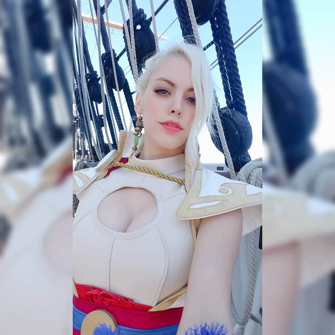 Nadya Antonさんのインスタグラム写真 - (Nadya AntonInstagram)「LAST DAY SDCC! See you at booth E12 JUST 1 HOUR 1:00-200 pm before I leave to mexico ♡ 🌟Pirate Power girl 🌟 #sdcc2019 #powergirl #dccomics #cosplay」7月22日 4時23分 - nadyasonika