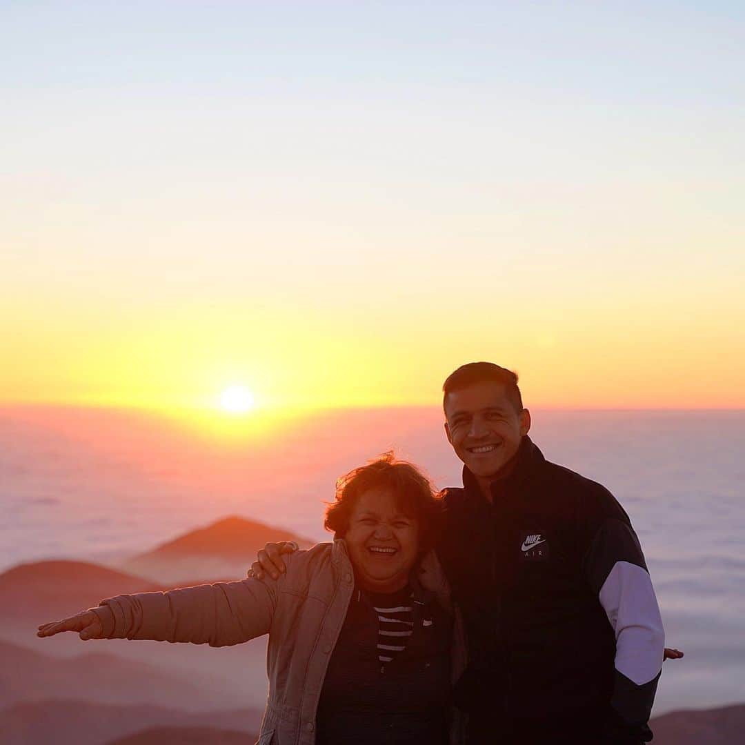 アレクシス・サンチェスのインスタグラム：「LE PREGUNTE A MI MADRE COMO  SE PIERDE LA VIDA ?  La vida se pierde de muchas formas hijo. Se pierde cuando quieres vivir la vida de otros y no la tuya. Se pierde criticando los errores de otros, y no mejorando los tuyos.  Se pierde cuando te lamentas a cada momento por haber fracasado y no buscar soluciones para poder triunfar. Se pierde , cuando te la pasas envidiando a los demás , y no superándote a ti mismo . Se pierde cuando te enfocas en cosas negativas  y dejas de disfrutas las cosas buenas . LA VIDA NO SE PIERDE CUANDO DEJAS DE RESPIRAR , SINO CUANDO DEJAS DE SER FELIZ ...」