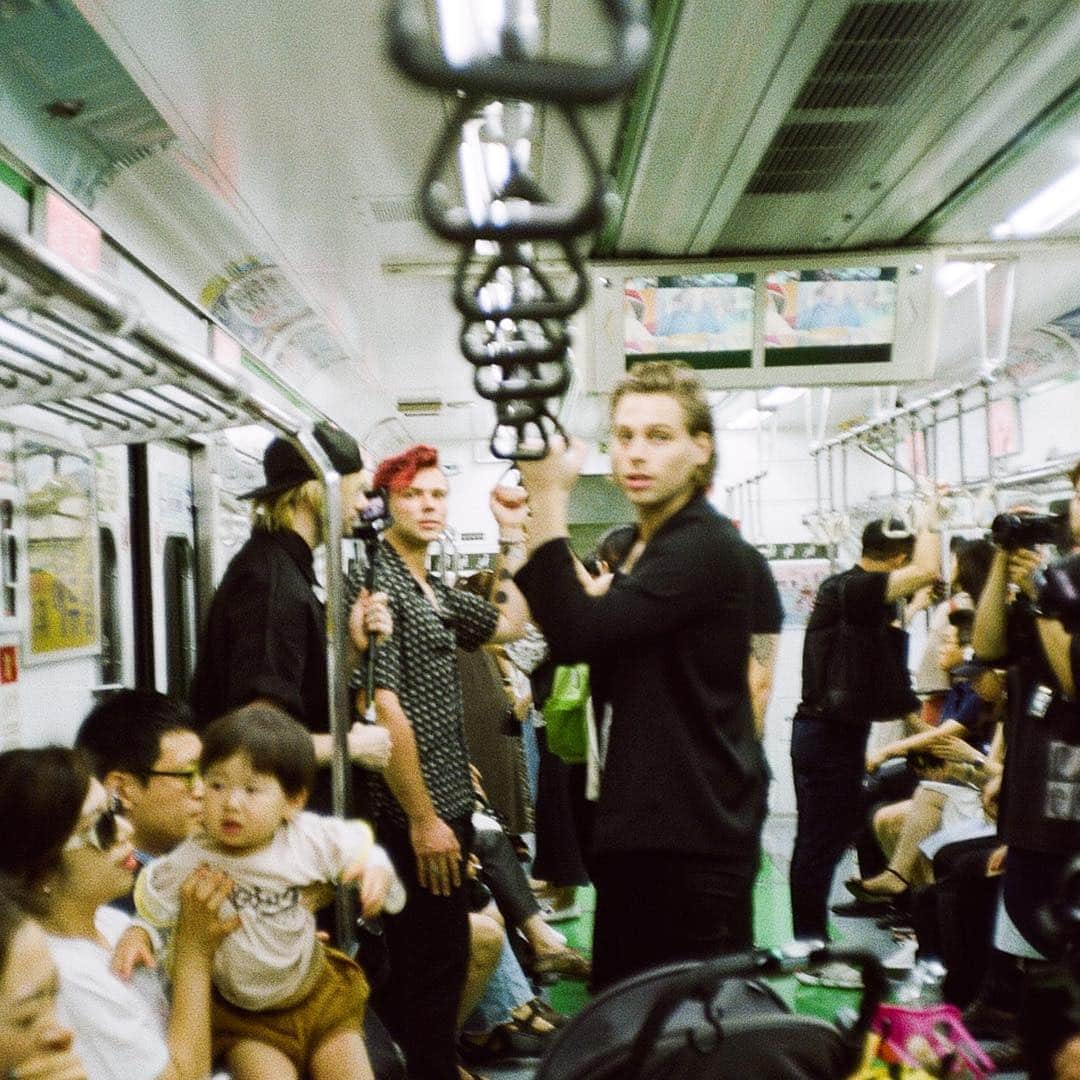 5 Seconds of Summerさんのインスタグラム写真 - (5 Seconds of SummerInstagram)「The band riding the Subway in Seoul, South Korea.  This photo holds a beautiful moment of reflection. We used to rely on the railway back in Sydney to get us into the city to visit radio stations to play covers and promote our tiny band from the western suburbs.  35mm 📸 @dkessler」7月22日 4時24分 - 5sos