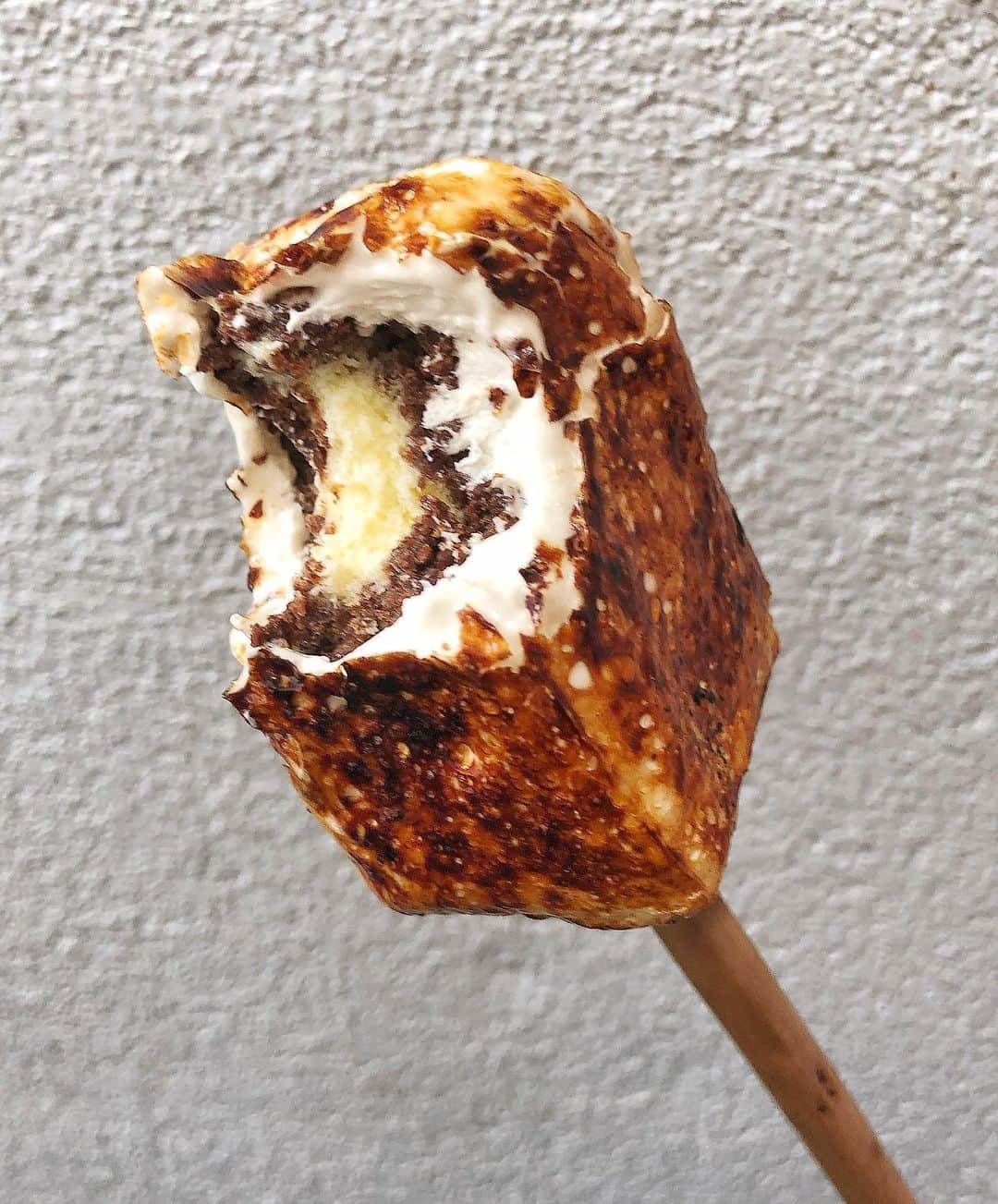 DOMINIQUE ANSEL BAKERYさんのインスタグラム写真 - (DOMINIQUE ANSEL BAKERYInstagram)「How we do #NationalIceCreamDay: a Frozen S’more with Tahitian vanilla ice cream at the center surrounded by crispy chocolate feuilletine and honey marshmallow, torched to order on an applewood-smoked willow wood branch. 🔥🍦 #FrozenSmore」7月22日 4時26分 - dominiqueansel