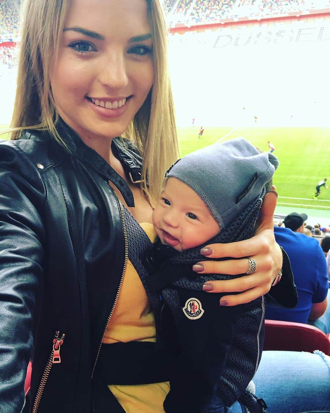 ケヴィン・グロスクロイツのインスタグラム：「Erster Stadionbesuch ✅ Erster Sieg ✅ Sofort ein Lächeln im Gesicht ✅ Papa hat dich lieb , mein Junge ❤️💪🏻」