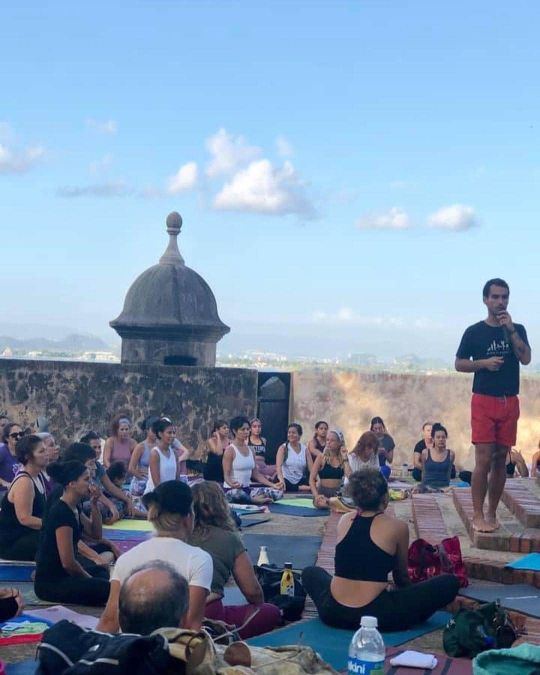 リッキー・マーティンさんのインスタグラム写真 - (リッキー・マーティンInstagram)「Este es Mi Pueblo. Unido. Meditación masiva en las calles de San Juan. Fotos tomadas por mi amiga y hermana @mahyaverayysutrauma .  Mañana todos en #ELPARONACIONAL desde las 9am #rickyrenuncia」7月22日 4時31分 - ricky_martin