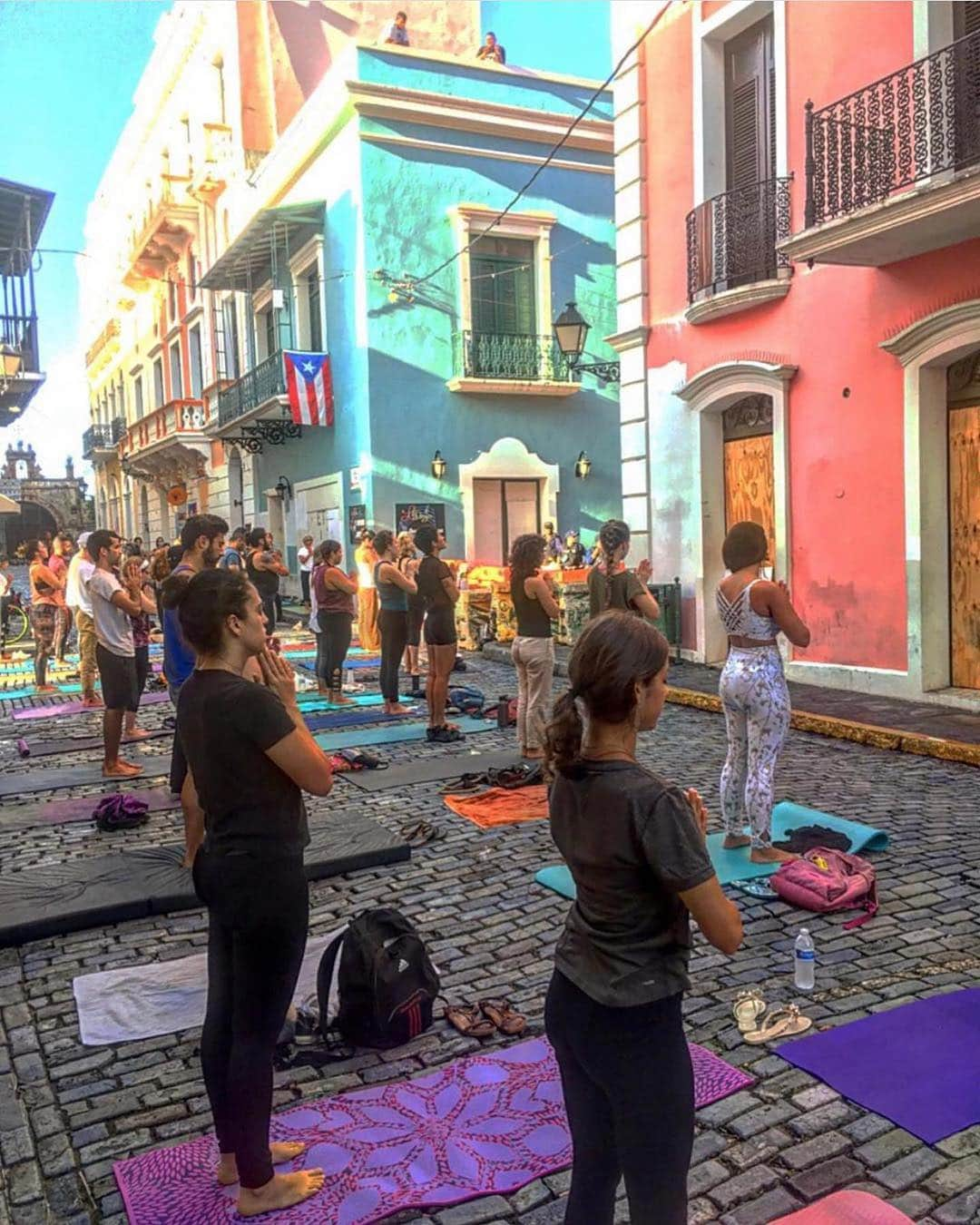 リッキー・マーティンさんのインスタグラム写真 - (リッキー・マーティンInstagram)「Este es Mi Pueblo. Unido. Meditación masiva en las calles de San Juan. Fotos tomadas por mi amiga y hermana @mahyaverayysutrauma .  Mañana todos en #ELPARONACIONAL desde las 9am #rickyrenuncia」7月22日 4時31分 - ricky_martin