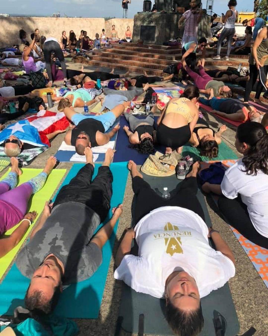 リッキー・マーティンさんのインスタグラム写真 - (リッキー・マーティンInstagram)「Este es Mi Pueblo. Unido. Meditación masiva en las calles de San Juan. Fotos tomadas por mi amiga y hermana @mahyaverayysutrauma .  Mañana todos en #ELPARONACIONAL desde las 9am #rickyrenuncia」7月22日 4時31分 - ricky_martin