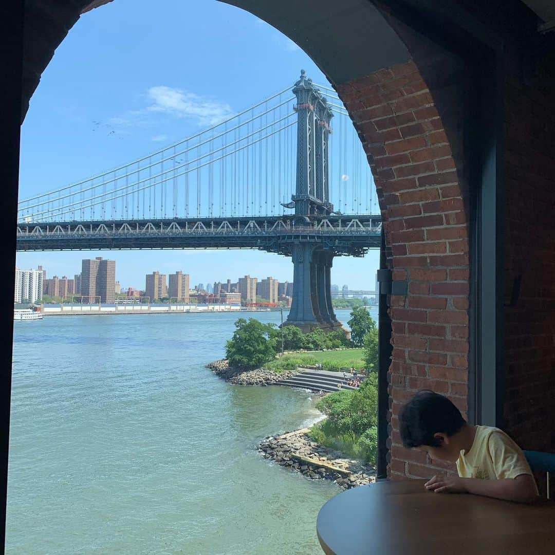 クリス智子さんのインスタグラム写真 - (クリス智子Instagram)「Brooklyn, New York にいます。 記録的猛暑の予報通り、冷夏ジャパンから来ると（いや、多分そうでなくても..) 堪える気温、37度で、体感温度を示す熱指数は、44度だそうでーす💦 暑さを警戒して、予定されていたトライアスロンも中止になったようです。正。 水を飲んでも飲んでも飲み足りません。 ブルックリンより、マンハッタンは、ホントに暑さがきつい。  と、暑さ投稿になってしまいましたが、暑さ考慮しつつ、動いてますっ。 目には、マンハッタンブリッジ、美しい。  #Brooklyn #heatwaveny」7月22日 4時41分 - chris_tomoko