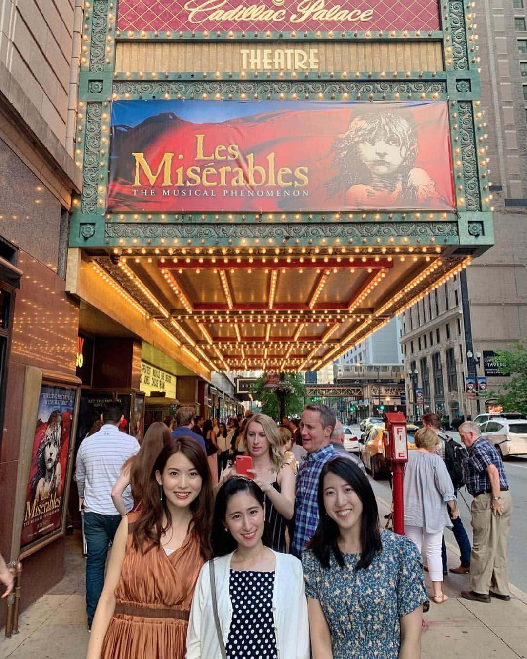 早川茉希さんのインスタグラム写真 - (早川茉希Instagram)「【Les Miserables】  少し前に観に行った大好きな #レミゼラブル ！！ ・ プロジェクションマッピングを融合させた 舞台も豪華だし、とにかく歌が本当に素晴らしい😭✨ ぐっと引き込まれ、圧巻の歌唱力に鳥肌。  そして子役のコゼット、ガブローシュが可愛すぎて。。 堂々と舞台で演技し、歌い上げる姿に （勝手に）親目線で感動🥺👏🏻💕 ・ しばらく余韻に浸って曲を聴いています😻  #lesmiserables #broadwaymusical #broadway #chicago #レミゼ #ブロードウェイ #ブロードウェイミュージカル #シカゴ #シカゴ生活 #海外生活 #劇場も素敵だった #アメリカ暮らし #駐在妻さんと仲良くなりたい」7月22日 4時35分 - maki_hayakawa