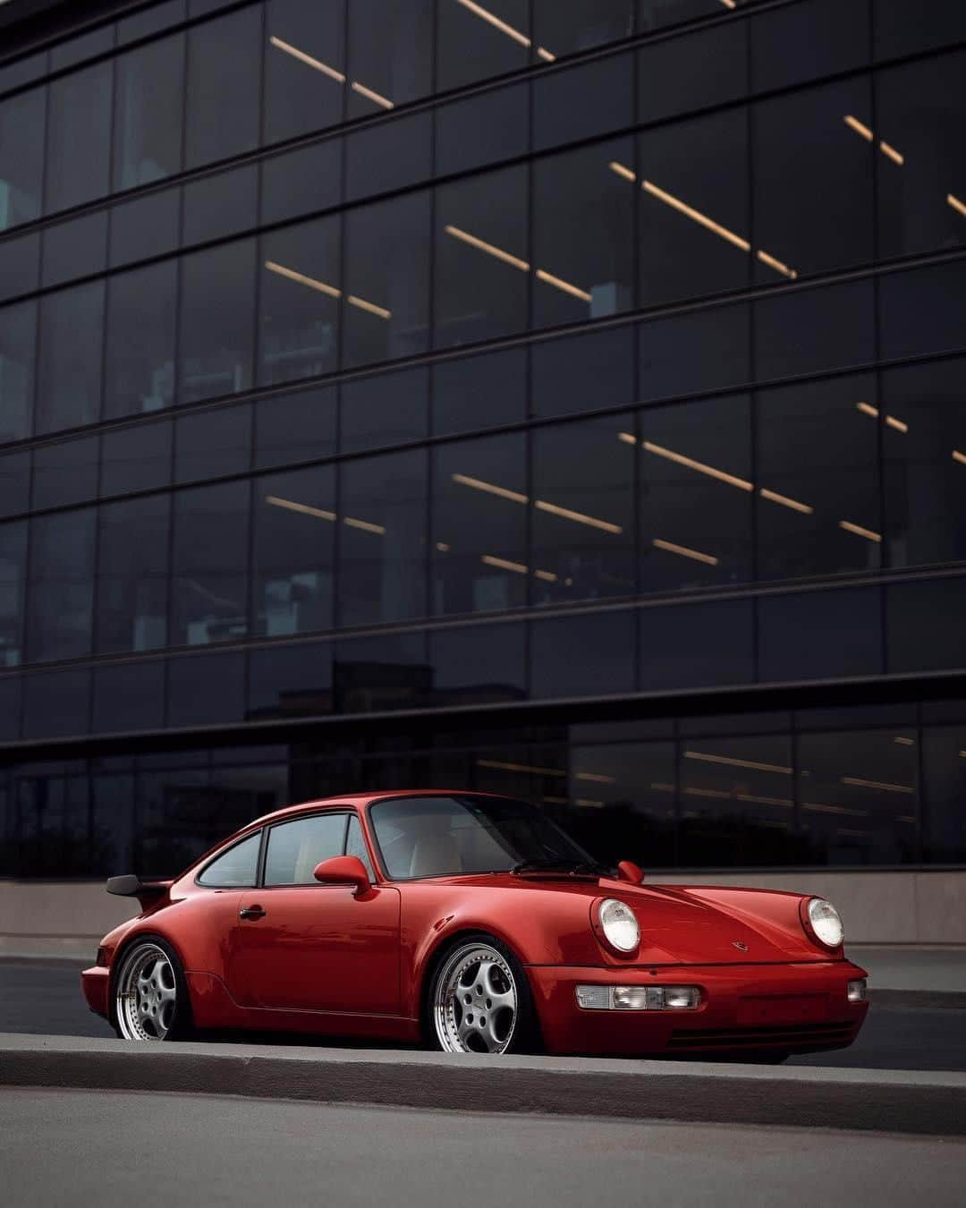 Porscheさんのインスタグラム写真 - (PorscheInstagram)「If only every office had this view. #PorscheMoment #TimelessMachine #Porsche911 #964 #Porsche (📷: @nickricophoto)」7月22日 4時36分 - porsche