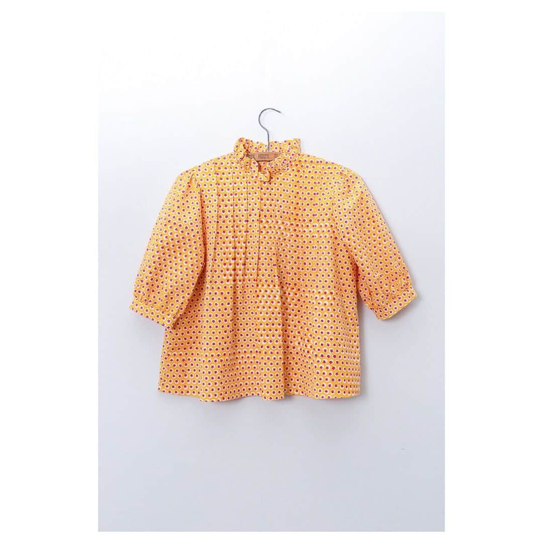 キャベジズ&ローゼズのインスタグラム：「Lucky Star 🌟 Add a pop of colour to your wardrobe 👇Tap to shop the Emeline Blouse made from soft organic cotton👇 With frills to spare and delicious pintucks, Emeline is a wonder to see as she has a beautiful star block print by @mollymahonblockprinting #blockprinting #blockprint #mollylovescabbages #mollymahon #handprintedtextiles #britishmade #britishfashion #summershirt #cabbagesandroses #cabbagesandrosesfashion @christina_strutt @cabbagesandroses_shop」