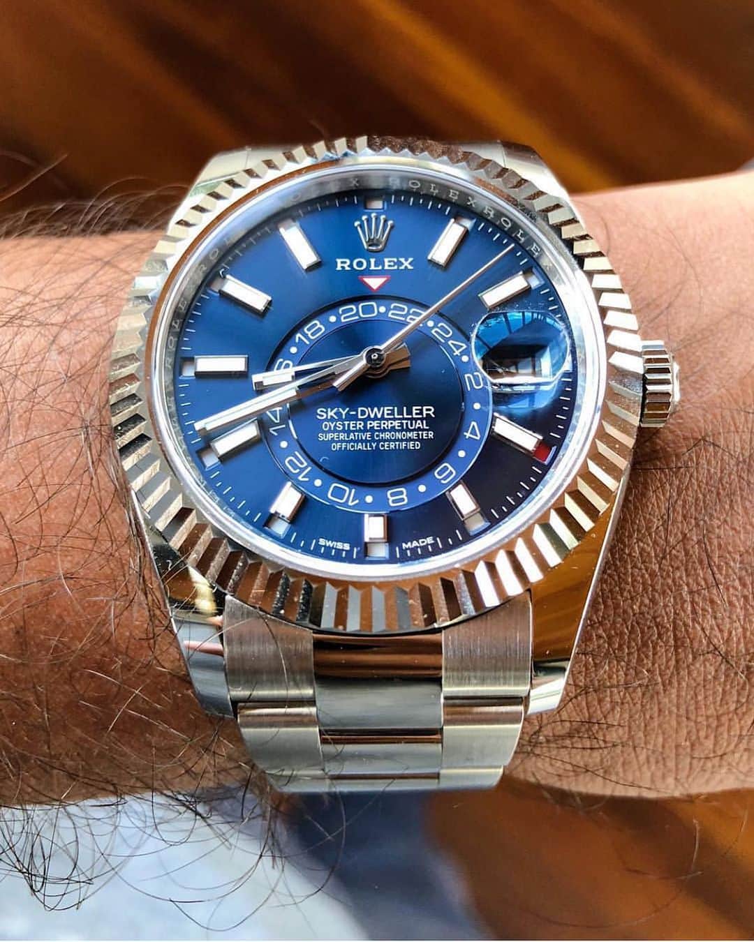 Daily Watchさんのインスタグラム写真 - (Daily WatchInstagram)「Blue dial beauty 💙 Rolex Sky-Dweller on the wrist of @champsg #DailyWatch」7月22日 4時46分 - dailywatch