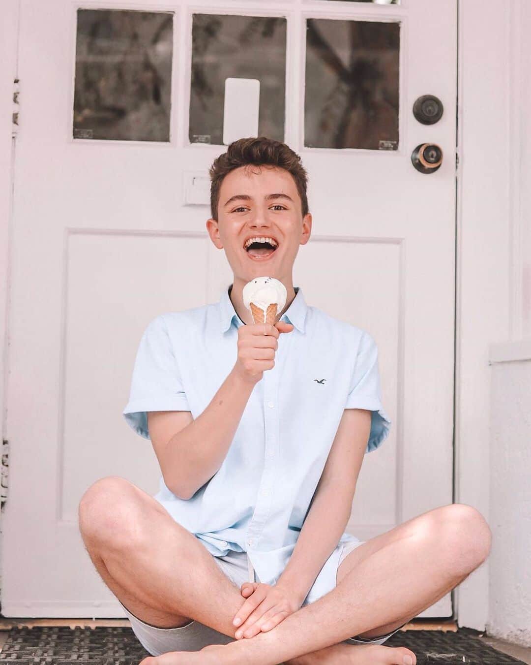 Hollister Co.さんのインスタグラム写真 - (Hollister Co.Instagram)「"I’ll stop the world and melt with you 🦋✨" @theodambeanu melting hearts one cone at a time.  #NationalIceCreamDay #HollisterCollective」7月22日 4時58分 - hollister