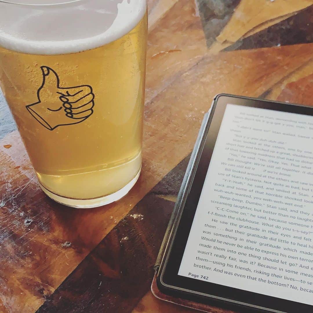 ジョーダン・モエラーのインスタグラム：「Nothing better than a brew and a book on a day off! 🍻📖 @thepilcrowpub  #booksandbrews #stephenking #it #dayoff #manchester #lastminutedaytrip」