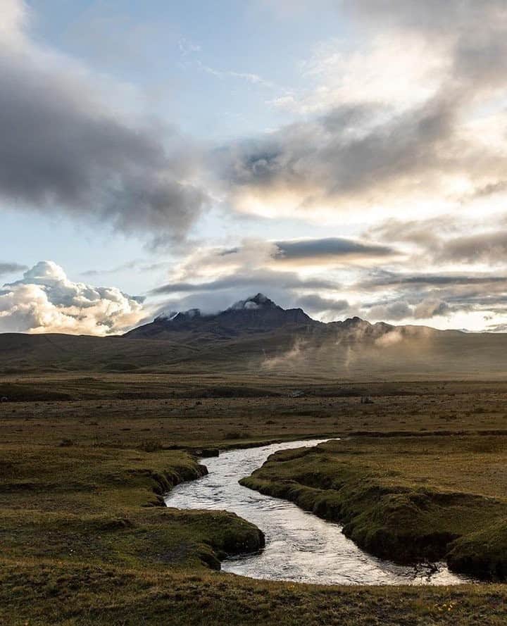 REIさんのインスタグラム写真 - (REIInstagram)「"The whole valley turned gold as the sun hit the clouds, the water and the grass." // @martinfroger in Cotopaxi, #Ecuador. #OptOutside」7月22日 5時00分 - rei