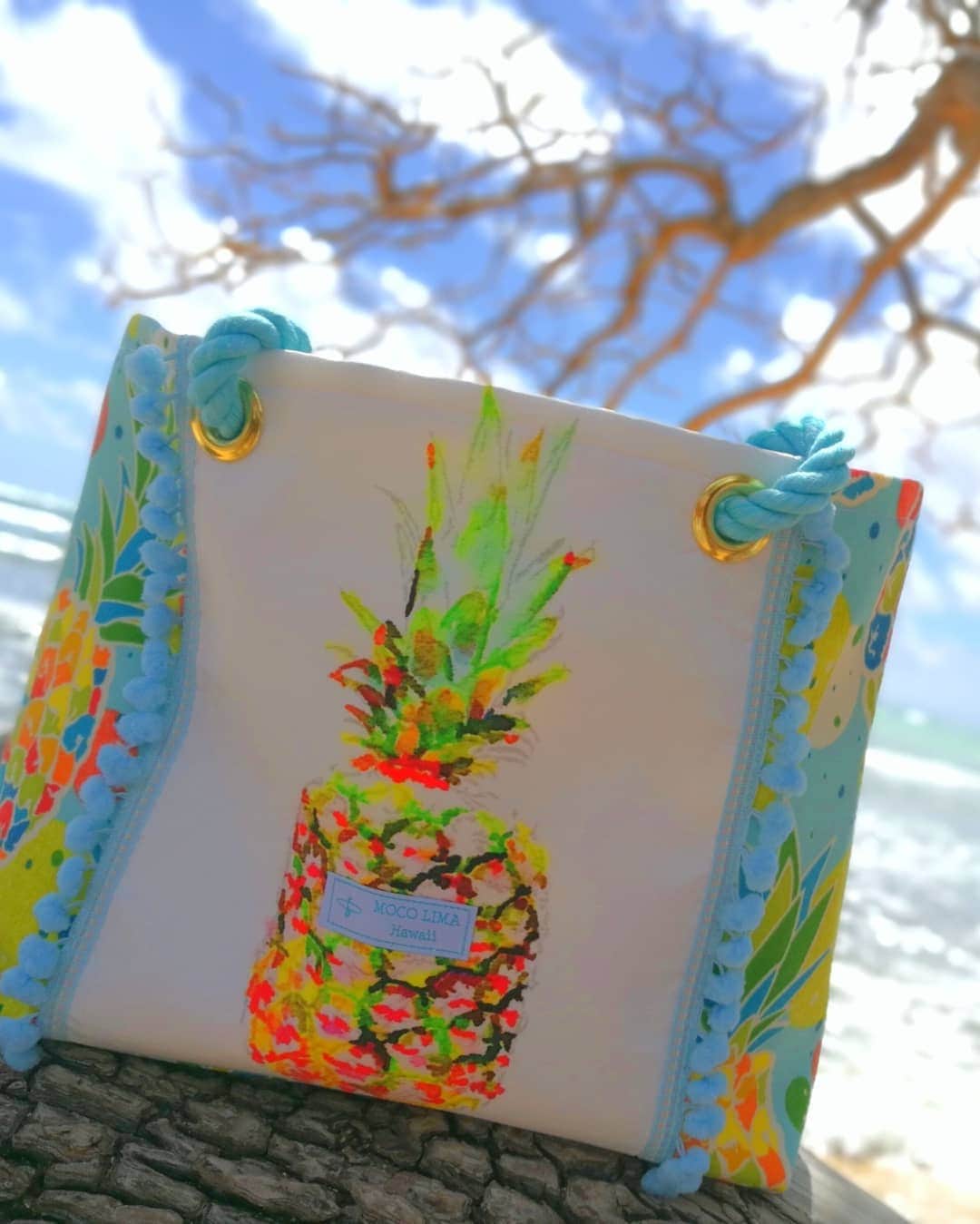 Moco Lima Hawaiiさんのインスタグラム写真 - (Moco Lima HawaiiInstagram)「Have a beautiful day♡  New* Big pineapple tote skyblue, made by Moco  清々しい朝を迎えています。新しい週の始まりですね。今日も１日ミシン頑張ります！ 皆さまステキな１日をお過ごし下さい♡  Another new week!  I'm going to work hard, play hard again!  #brandnew#week#new#fresh#monday#sunday#hawaii#summer#beachday#relaxing#calming#feelgood#morning#beautifulday#mylife#lovemyjob#mocolima#ハワイ好き#深呼吸#朝#散歩#早起き#ハワイ大好き#ハワイ好きな人と繋がりたい#海好きな人と繋がりたい#夏#夏休み#家族旅行#ハワイ旅行#モコリマハワイ」7月22日 5時04分 - mocolimahawaii