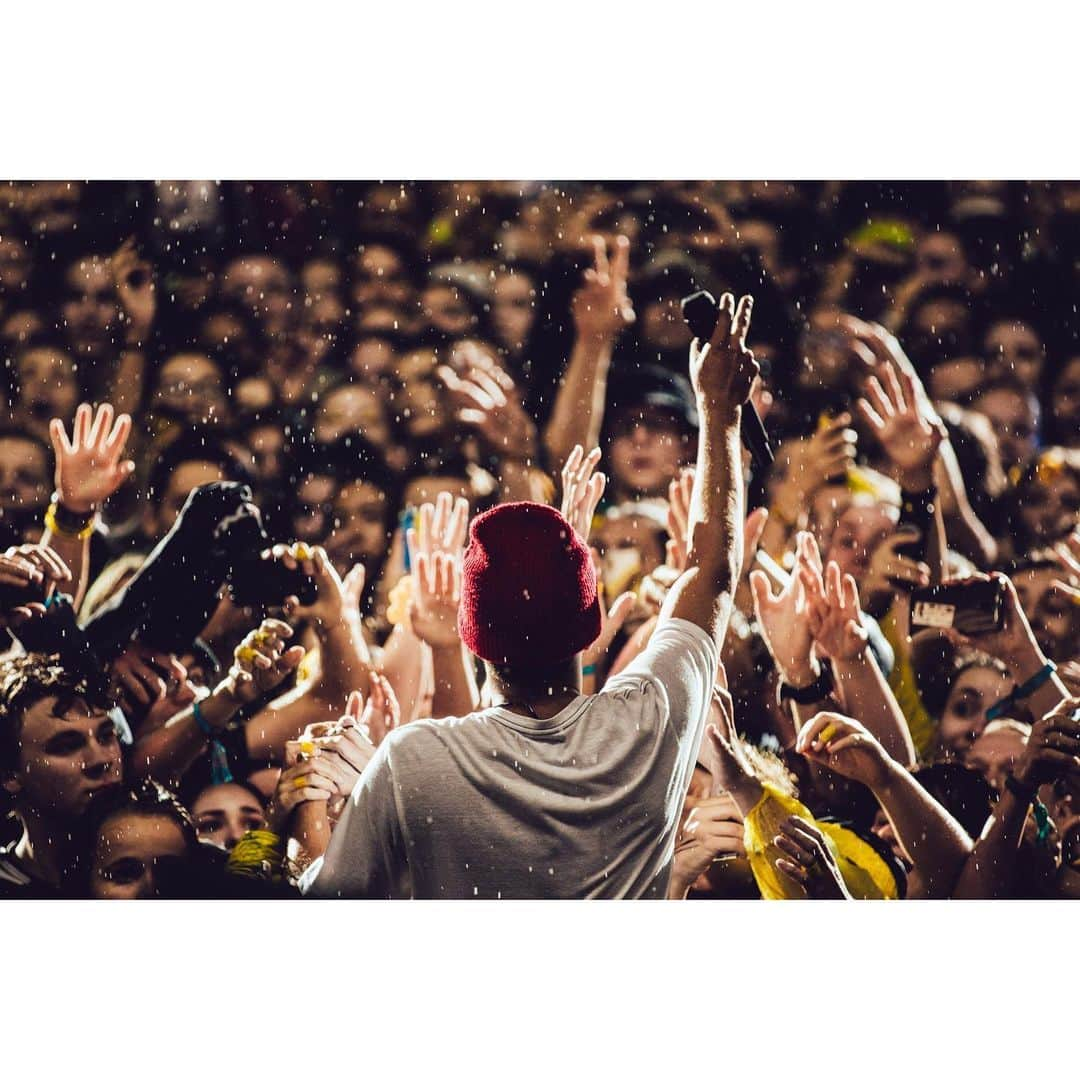 トゥエンティ・ワン・パイロッツさんのインスタグラム写真 - (トゥエンティ・ワン・パイロッツInstagram)「rainy night at @lollapaloozafr」7月22日 5時53分 - twentyonepilots