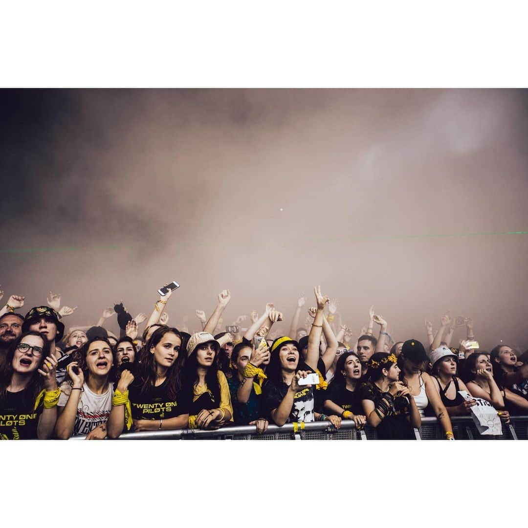 トゥエンティ・ワン・パイロッツさんのインスタグラム写真 - (トゥエンティ・ワン・パイロッツInstagram)「rainy night at @lollapaloozafr」7月22日 5時53分 - twentyonepilots