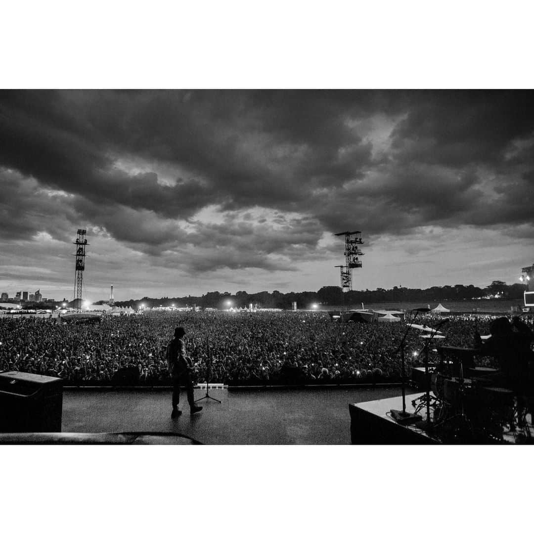 トゥエンティ・ワン・パイロッツのインスタグラム：「rainy night at @lollapaloozafr」