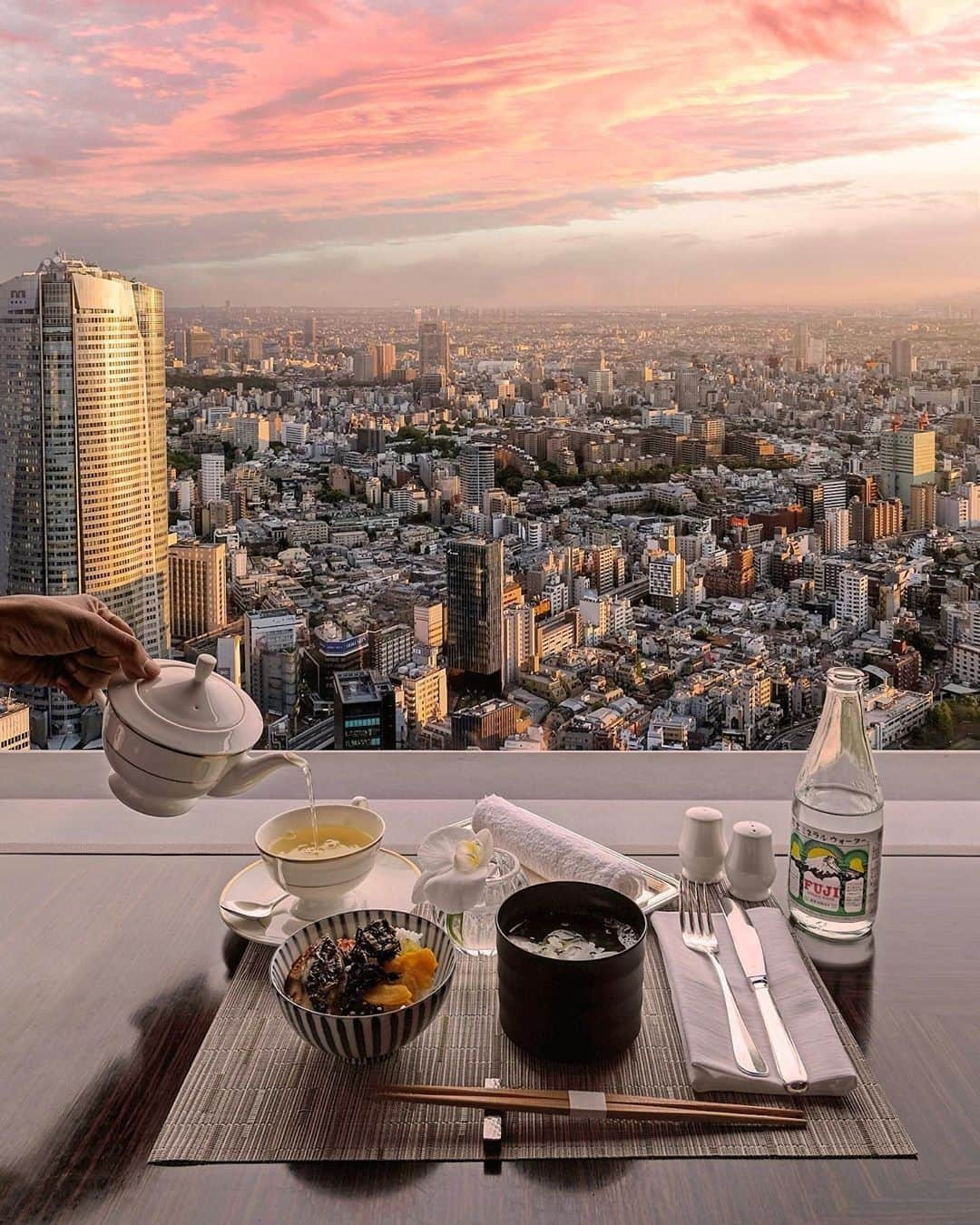 リッツ・カールトンさんのインスタグラム写真 - (リッツ・カールトンInstagram)「Dine under shifting skies as city views create a stunning backdrop at The Ritz-Carlton, #Tokyo. ⁣⁠ ⁣⁠ #Japan #Dining #CityView #Cityscape #Skyline #Horizon #View #InstaFood #Travel #Travelgram #InstaTravel #TravelDiaries #RCPartner via – @bennyjurdi」7月22日 6時00分 - ritzcarlton