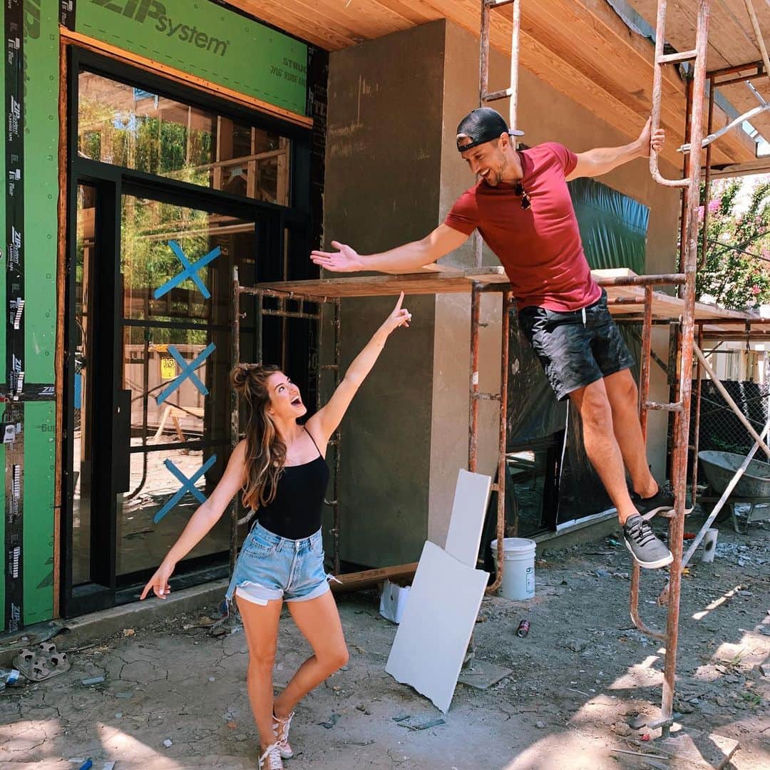 ジョジョ・フレッチャーのインスタグラム：「hey y’all.... we are NEW HOMEOWNERS!!! Ahhh 🎉🏡 Our Cash Pad renos may be done, but now we get to tackle customizing our very first home together! Bring on the stress of picking more perfect white paints— I CANT WAIT!! @jrodgers11 you ready for some construction therapy!? 😜」