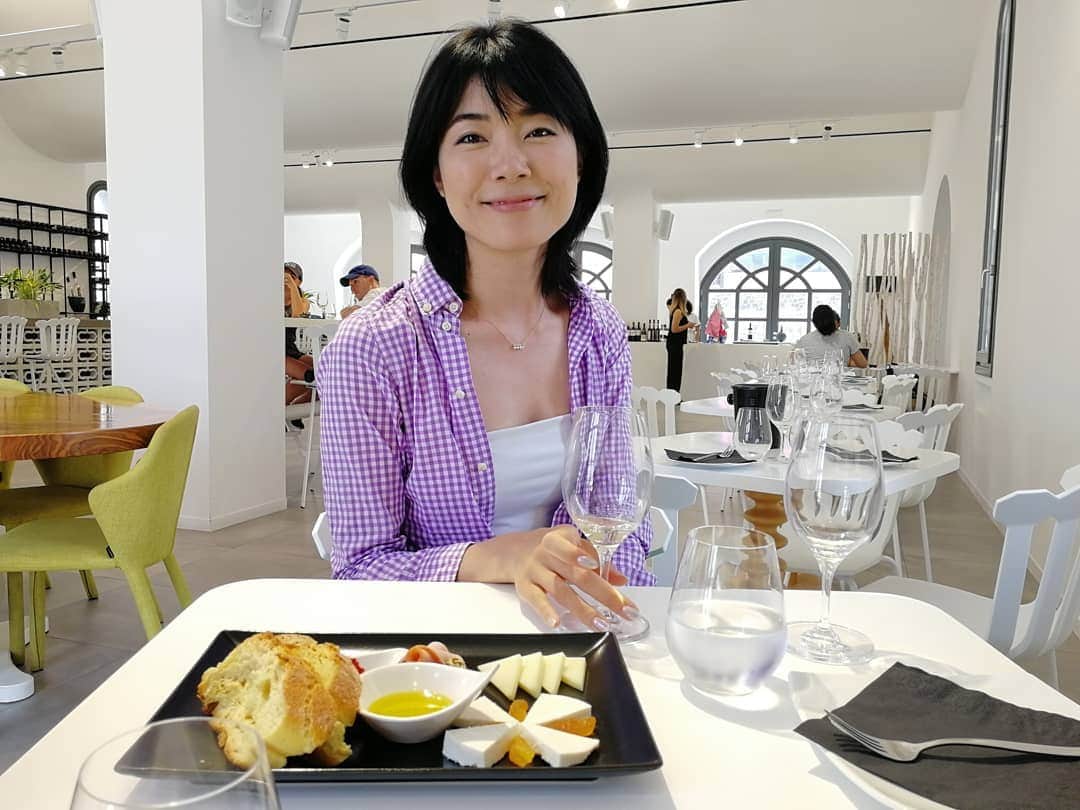 のインスタグラム：「サントリーニにはワイナリーが沢山ありました🍷✨ 畑や醸造所も案内してもらえたよ😲 もちろんテイスティングも😎🍷✨←こっちがメインw  #greece #ギリシャ #ギリシャ旅行 #santorini #サントリーニ島 #ワイナリー #estateargyros #醸造所 #ぶどう畑 #海外旅行好きな人と繋がりたい #海外旅行 #海外生活 #海外暮らし #旅したくなるフォト #travelphotography」