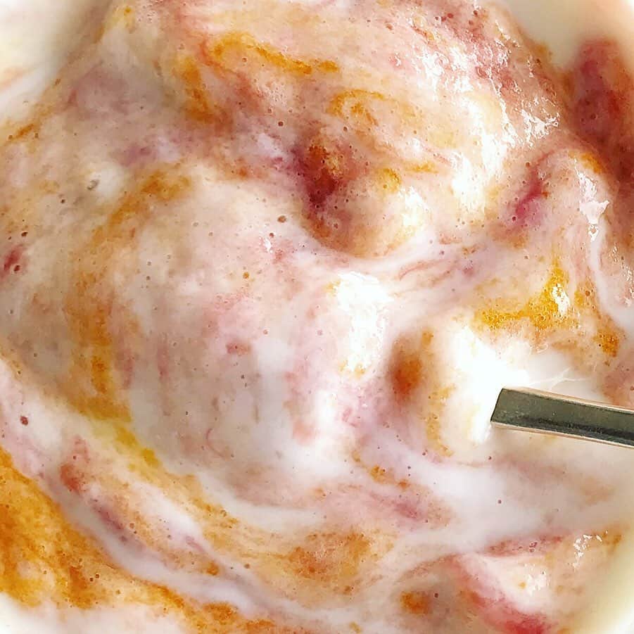 福田里香さんのインスタグラム写真 - (福田里香Instagram)「押してみて☞ #lye_mousse . 毎年の灰汁のムースが見れますよ。 今回は３種類。 手前から、いちごのアクはスモークピンク。 真ん中は、完熟梅のアクで山吹色。 一番奥は、パイナップルのアクで 濁りのないイエロー。 ヨーグルトと混ぜて食べたら、 さらにふわふわ。 • 果物の灰汁は天然のムースだ。 ジャムを炊いたひとだけのおいしい特典。 • #これほどの泡は他にはまだ知らない #rhubarb_lye_mousse #apricot_lye_mousse #杏仕事はまた来年 #ルバーブの季節 #シロップ作りは初夏の歳時記」7月22日 6時06分 - riccafukuda