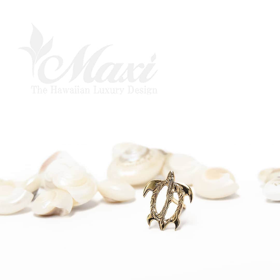 Maxi Hawaiian Jewelryさんのインスタグラム写真 - (Maxi Hawaiian JewelryInstagram)「Lovely tiny honu earring🐢🌈🐢🌈🤙✨ #maxi #maxihawaiianjewelry #hawaiianjewelry #hawaiianheirloom #engraving #hawaii #hawaiian #earring #honu #seaturtle #マキシ #マキシハワイアンジュエリー #ハワイアンジュエリー #ハワイ #ハワイアン #ピアス #ホヌ #ウミガメ  @maxi_press」7月22日 6時19分 - maxi_japan_official