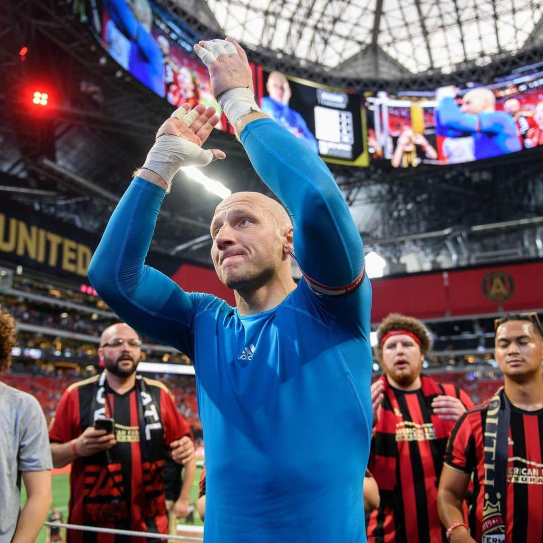 ブラッド・グザンさんのインスタグラム写真 - (ブラッド・グザンInstagram)「Another 3 points and then front row cheering on our unified team! Fans were excellent once again! Thank you! @atlutd #uniteandconquer 🔴⚫️🔴⚫️」7月22日 11時50分 - bguzan