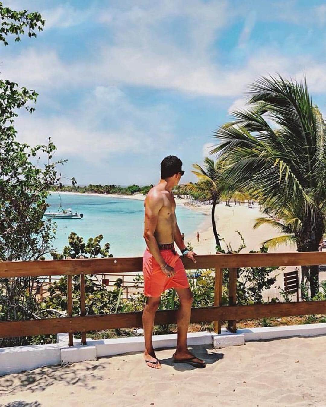 のインスタグラム：「Out of office ✔️ @edutraveller in #vacation mode styling his #CALVINKLEINSWIM double waistband #swim shorts. Show us your #Sunday style ⏩」