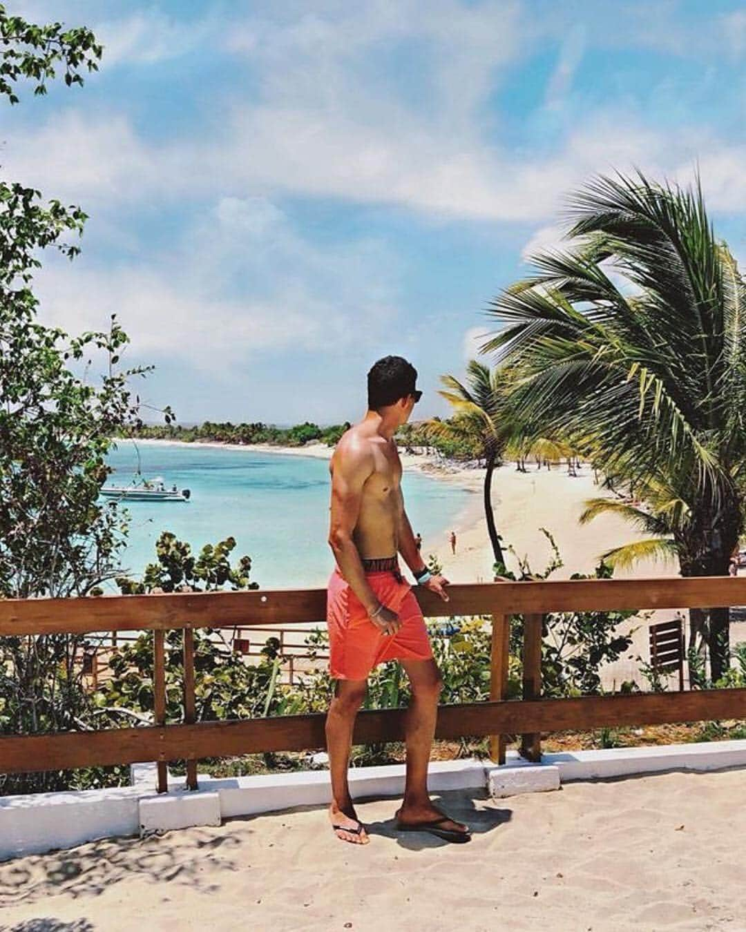 Calvin Kleinさんのインスタグラム写真 - (Calvin KleinInstagram)「Out of office ✔️ @edutraveller in #vacation mode styling his #CALVINKLEINSWIM double waistband #swim shorts. Show us your #Sunday style ⏩」7月22日 6時28分 - calvinklein