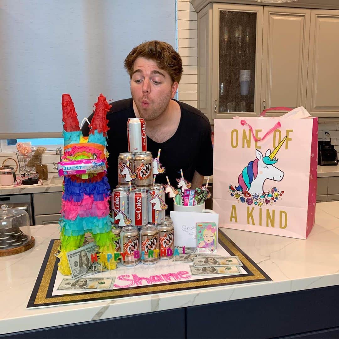 シェーン・ドーソンのインスタグラム：「‪morgan surprised me with a soda pyramid cake. I DONT DESERVE THIS KIND OF INNOVATION 😭❤️‬」