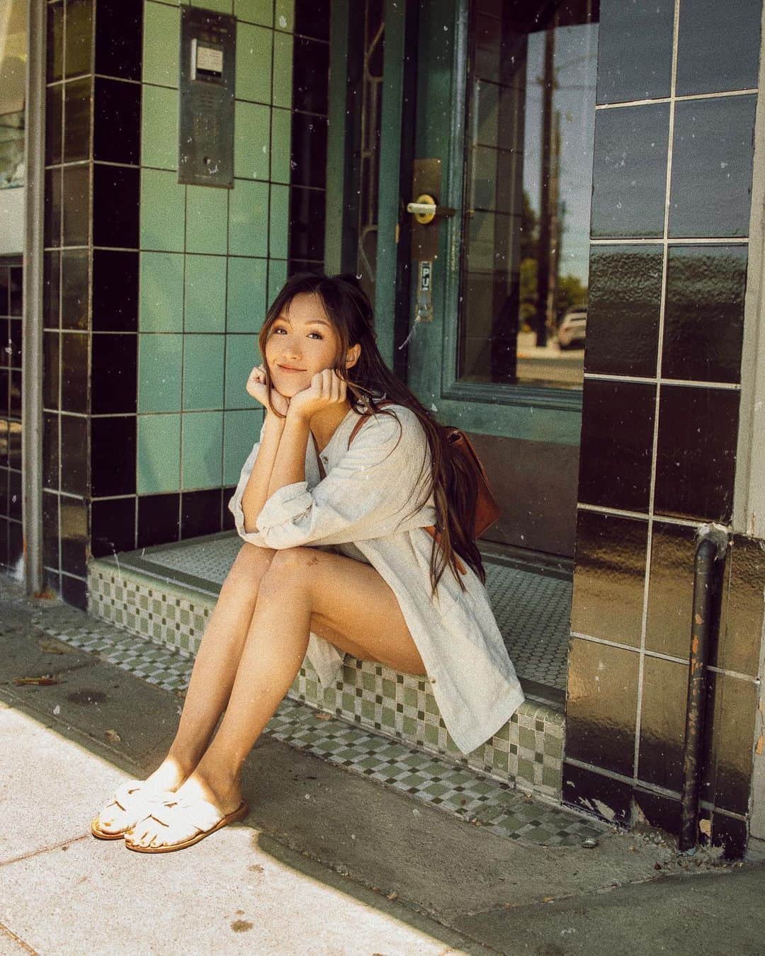 W E Y L I Eのインスタグラム：「Favorite hobby: exploring cute neighborhoods 🏘」