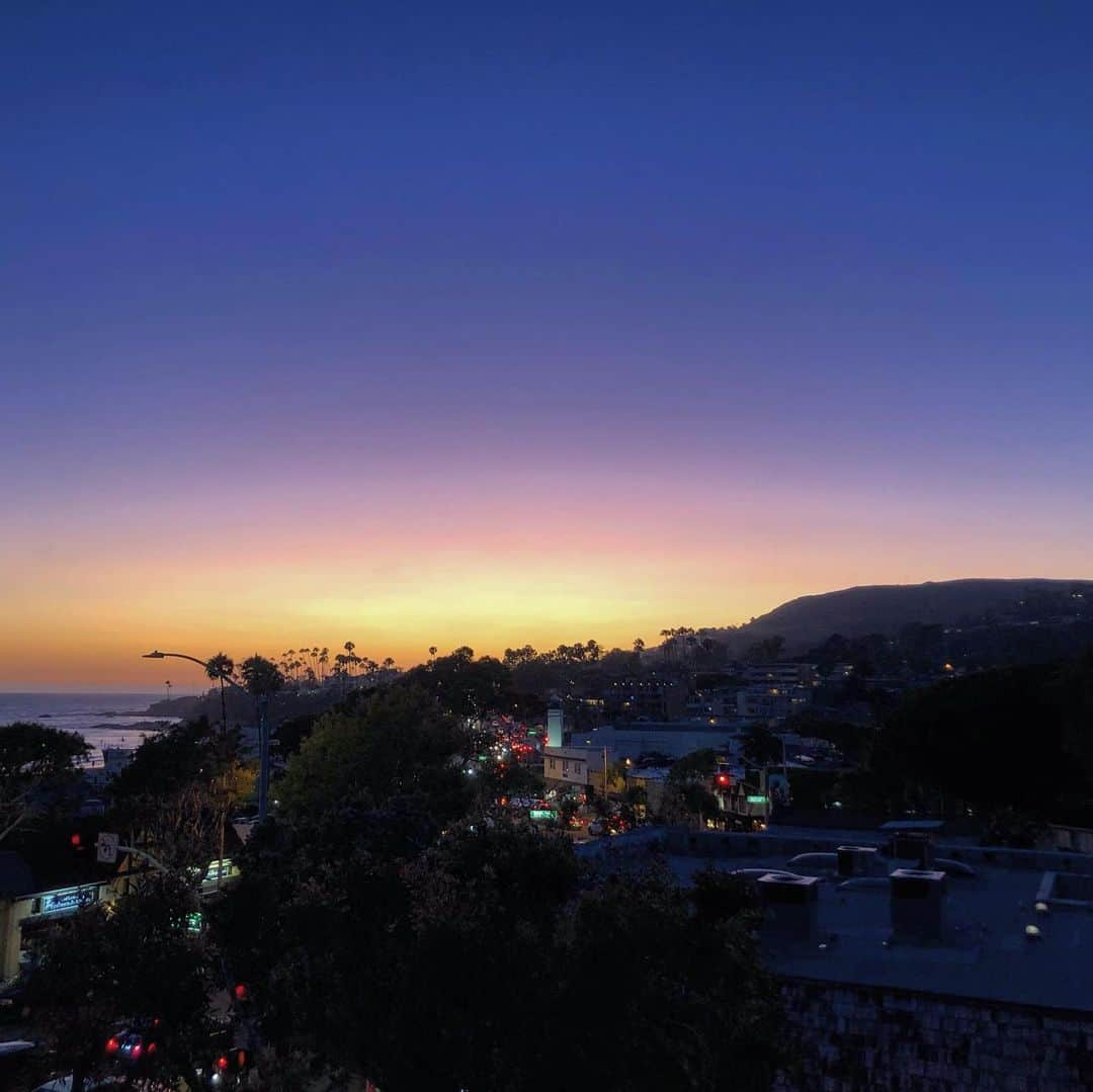 ダグラス・ラザノのインスタグラム：「Not sorry about another sunset pic 👌🏼 #lagunabeach #sunset」