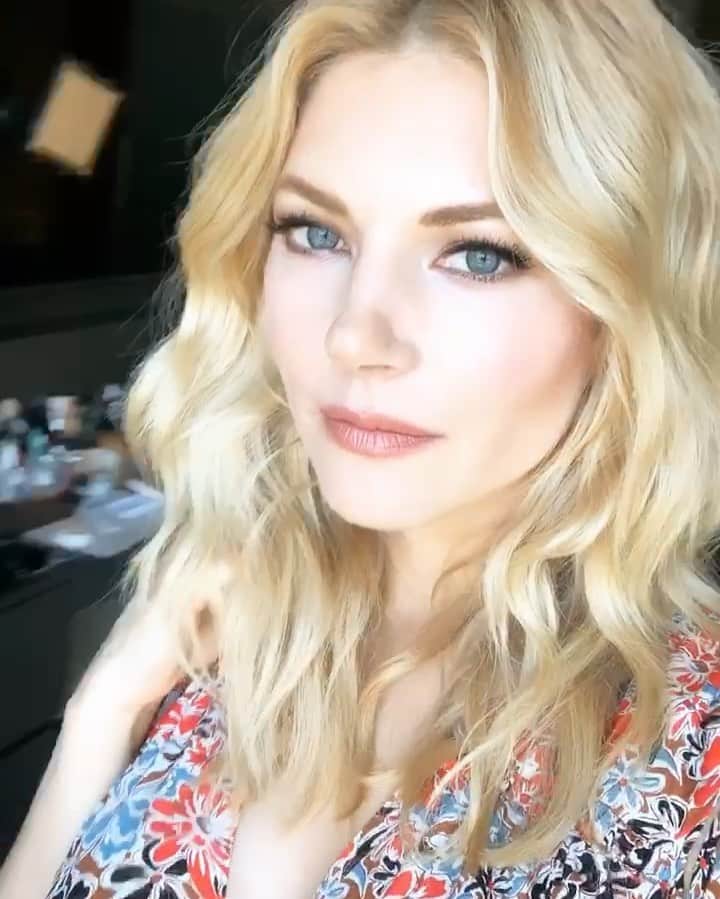 キャサリン・ウィニックのインスタグラム：「Comic Con 2019.. here we go! #Vikings #director」