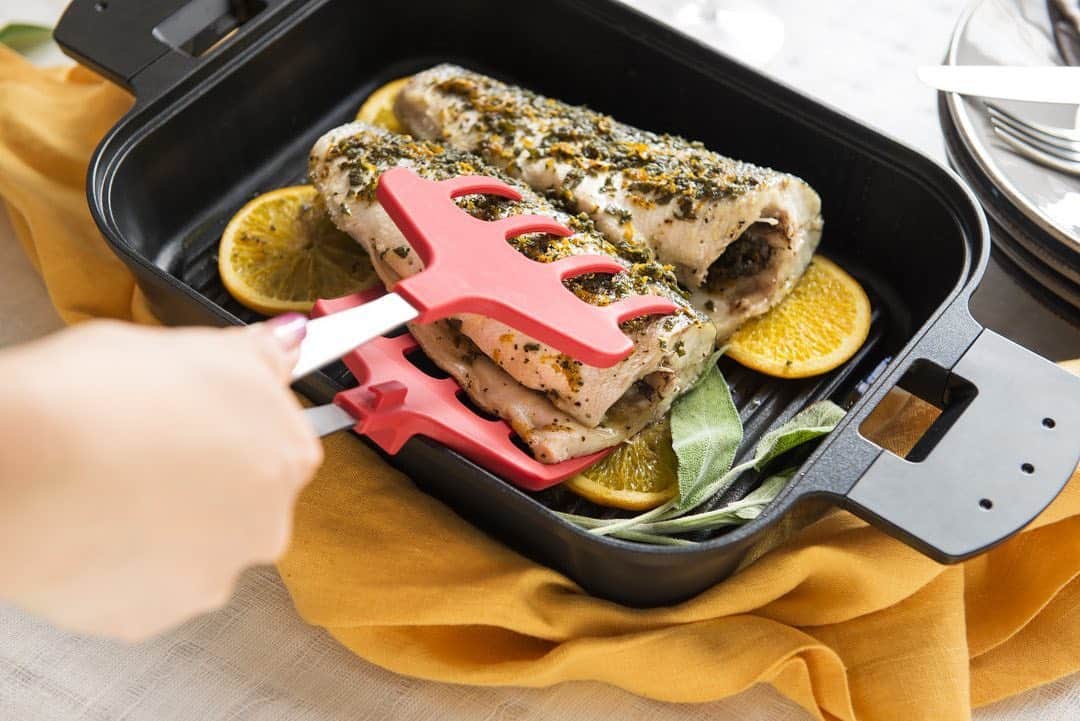 UchiCookさんのインスタグラム写真 - (UchiCookInstagram)「The Fish Catcher has a wide head that comfortably and securely holds and turns fish or thick meat over. It can be locked and unlocked with one hand for easy handling 👍🏼 ♨️♨️♨️ | www.uchicook.com — #uchicook #steamgrill #stainlesssteel #kitchenware #kitchenutensils #cookware #easyrecipes #fishcatcher」7月22日 6時48分 - uchicook