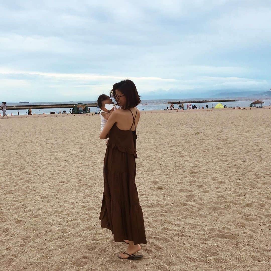 ayu kagawaさんのインスタグラム写真 - (ayu kagawaInstagram)「夏の夕方の海って気持ちよくて大好き🏖❤💛❤️ バックスタイルが可愛いワンピースが好きで夏になるとよく着てる✌️ このテラコッタ色が可愛いわ。 @romile_official  #ootd#outfit#coordinate #romile#tkees #夏#summer」7月22日 6時49分 - ayuyunyun