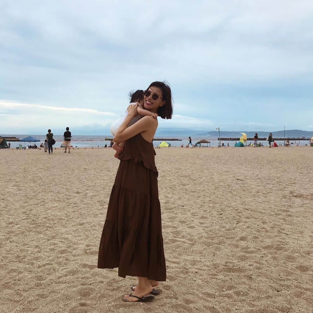 ayu kagawaさんのインスタグラム写真 - (ayu kagawaInstagram)「夏の夕方の海って気持ちよくて大好き🏖❤💛❤️ バックスタイルが可愛いワンピースが好きで夏になるとよく着てる✌️ このテラコッタ色が可愛いわ。 @romile_official  #ootd#outfit#coordinate #romile#tkees #夏#summer」7月22日 6時49分 - ayuyunyun