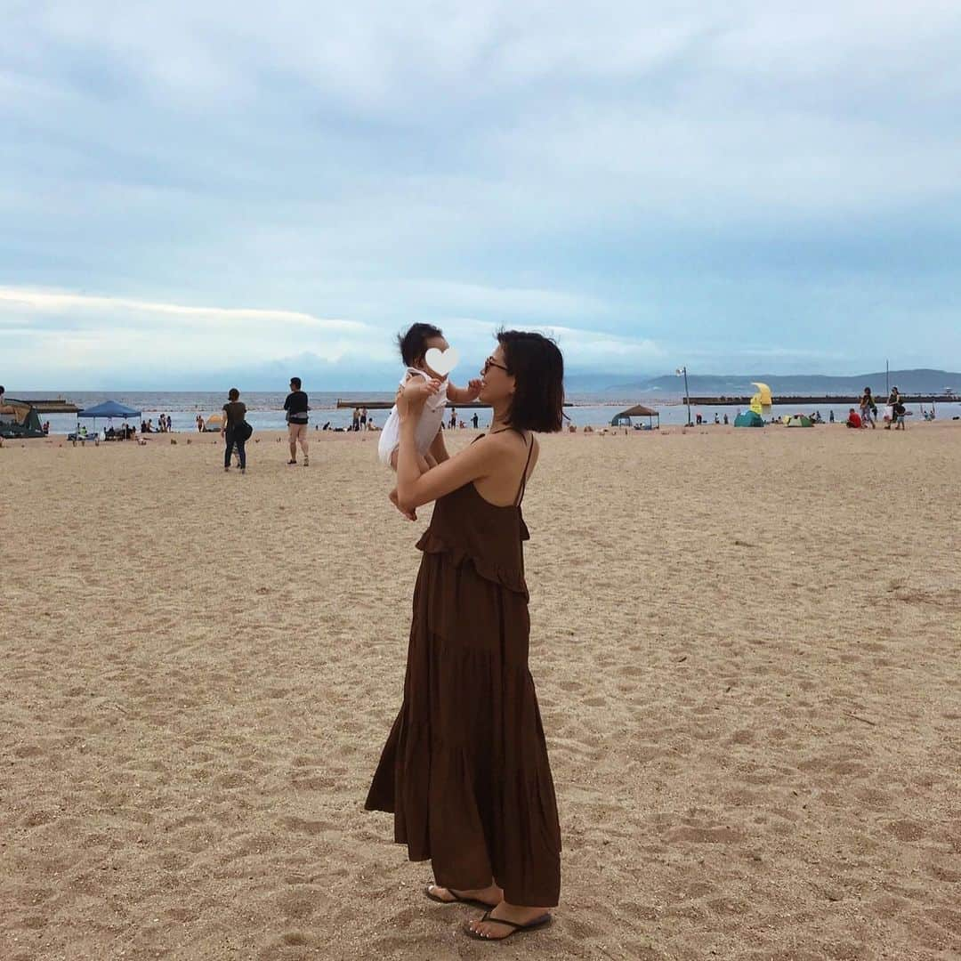 ayu kagawaさんのインスタグラム写真 - (ayu kagawaInstagram)「夏の夕方の海って気持ちよくて大好き🏖❤💛❤️ バックスタイルが可愛いワンピースが好きで夏になるとよく着てる✌️ このテラコッタ色が可愛いわ。 @romile_official  #ootd#outfit#coordinate #romile#tkees #夏#summer」7月22日 6時49分 - ayuyunyun