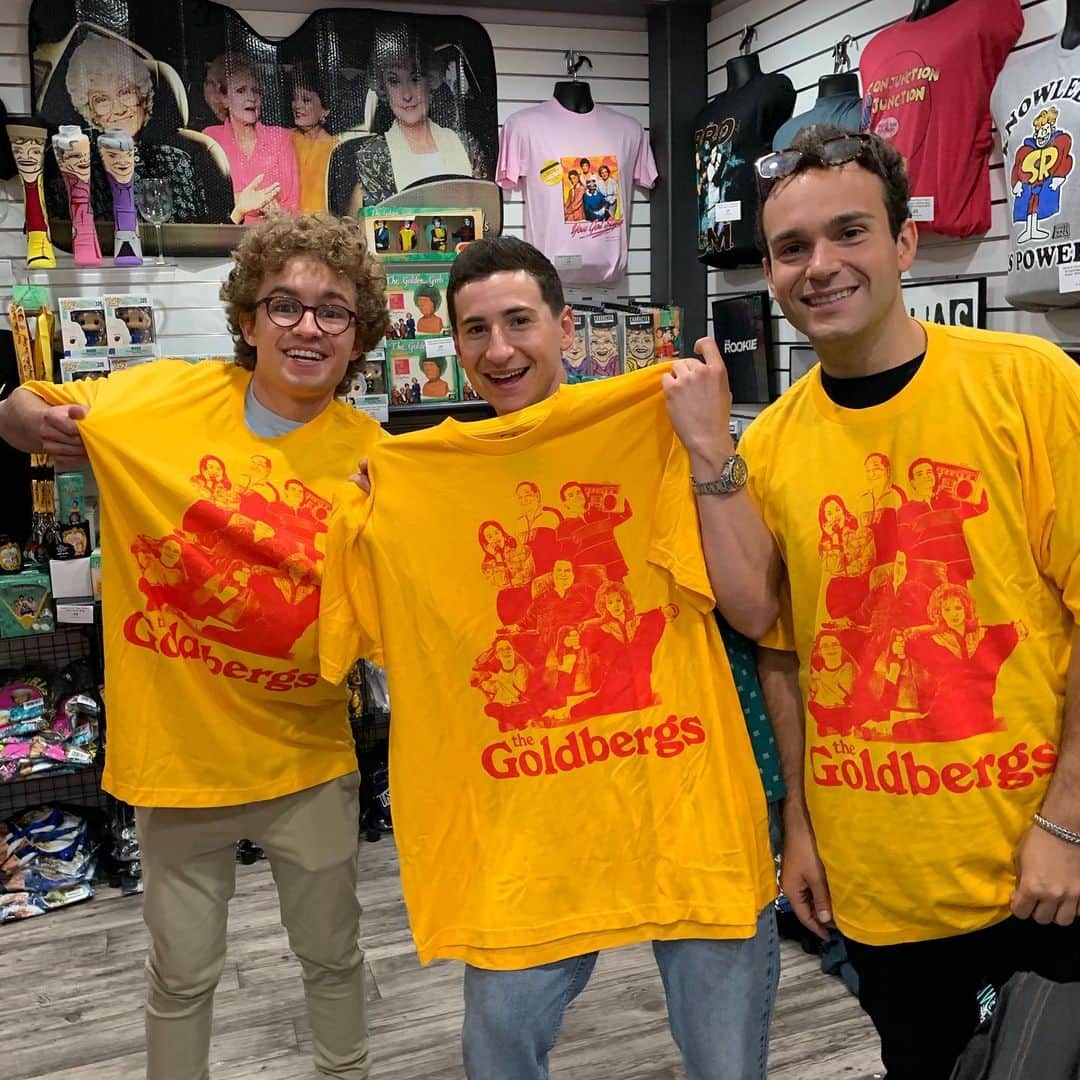 アメリカン・ブロードキャスティング・カンパニーのインスタグラム：「No shame in their @comic_con shirt game.  Stop by the #ABCxSDCC booth for shirts from #TheGoldbergs!」