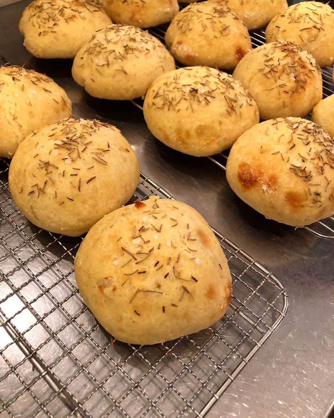 CHIPPRUSONのインスタグラム：「ふんわり焼けた。中はモチモチ、十勝こがねのフォカッチャ。」