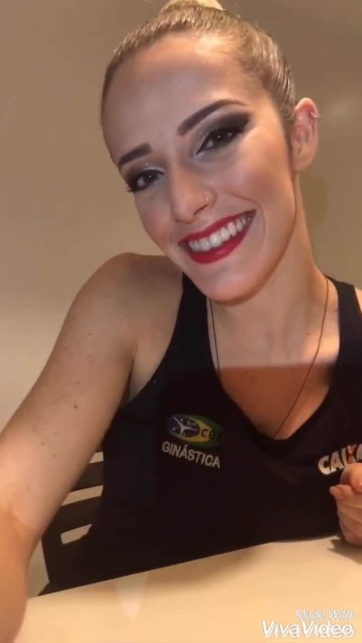 ナターリア・ガウジオのインスタグラム：「Muita gente me pergunta sobre as maquiagens para competição... Por isso fiz esse videozinho pra mostrar pra vocês como me preparo! Nesse vídeo eu já estava com o cabelo pronto, mas da próxima vez faço um vídeo mostrando como faço meu coque também 😉! Lembrando que a Make pra GR é mais forte que uma Make normal, afinal queremos que apareça pra arbitragem e pro público também! Espero que gostem, especialmente as ginastinhas que me seguem!! 🤸🏼‍♀️😍✨❤️」