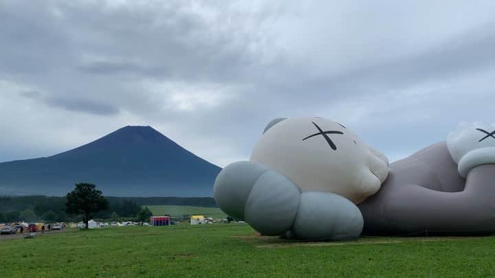 のインスタグラム：「. 🤩🤩“Shizuoka” prefecture in Japan is a place where you can see the most “phantastic” Mt. Fuji🗻 in the world.🤩 #富士山 #mtfuji #japan #shizuoka #fujinomiya  #phantastic420photography #mostphantasticmtfuji #selamatpagi  #goodmorning  #おはようございます 😇😇😇😇😇😇😇🗻😇😇 今朝は見えませんでした〜 @kaws @arr.allrightsreserved  #kaws #kawsholiday #kawsholidayjapan」
