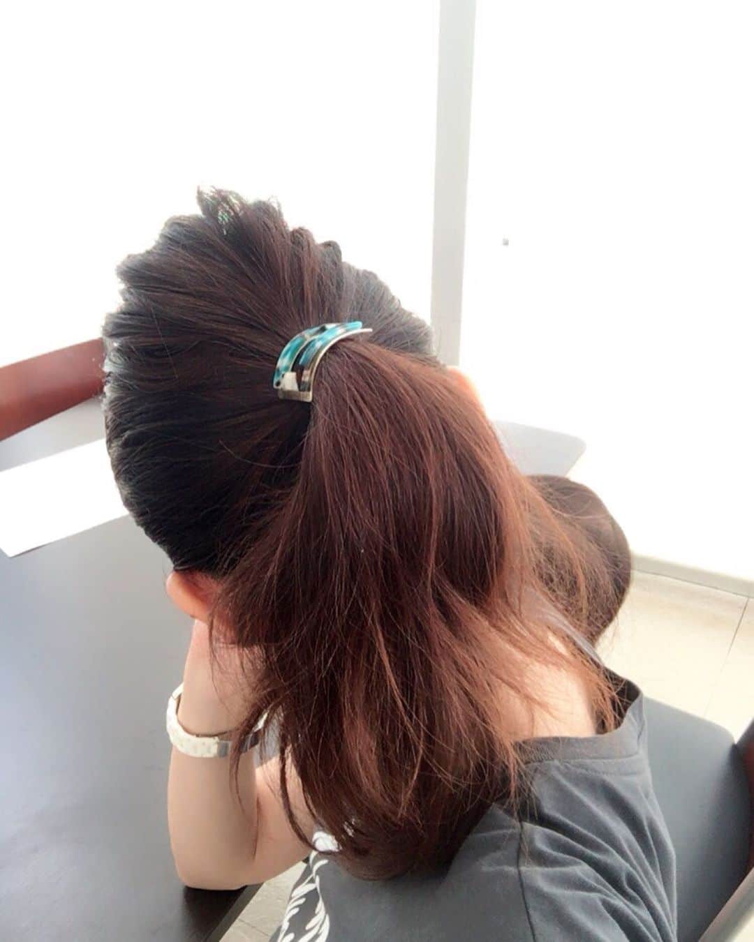 荒木麻里子さんのインスタグラム写真 - (荒木麻里子Instagram)「ふらっと入った @opaque.clip で見つけたサングラスとヘアゴム🕶 . セールだったから激安‼︎ ヘアゴムはアクセサリーを差し込むタイプだから、緩んだりしないし位置を決めやすくて便利💕 気合いのオールバックの時に役立ちます🙌 . . . #ヘアアクセサリー  #ヘアアレンジ  #ヘアゴム  #アップスタイルアレンジ  #アップスタイル  #オールバックポニーテール  #簡単ヘアアレンジ  #気合いのポニーテール」7月22日 7時26分 - marilyn198612