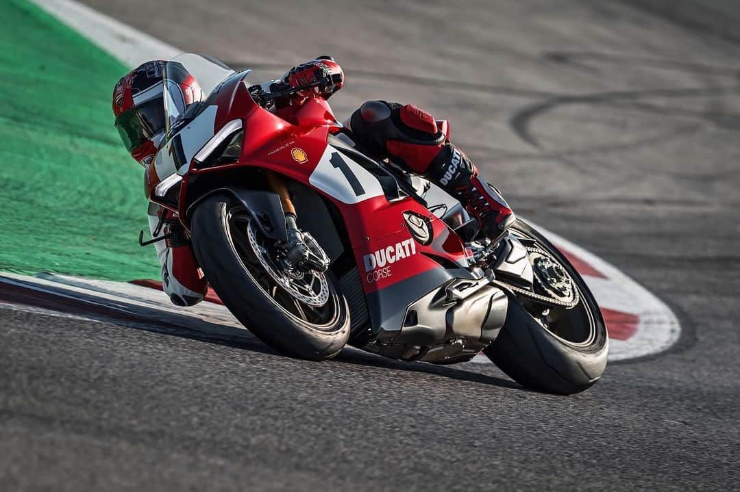 のインスタグラム：「【パニガーレV4 25°アニバーサリオ916】ドゥカティのMotoGPマシンと同じ、“ツインパルス”と呼ばれる点火タイミングを採用するデスモセディチ・ストラダーレV4エンジン。乾式クラッチと公道走行可能なアクラボビッチ製チタンサイレンサーも装着しています。  #ドゥカティ #ドゥカティいいじゃん #panigale #パニガーレv4」
