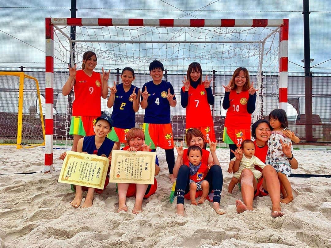 矢原里夏さんのインスタグラム写真 - (矢原里夏Instagram)「All Japan Beach Handball Championship.﻿ We got 3rd place🥉﻿ ﻿ 全日本ビーチハンドボール選手権、3位でした。﻿ やっぱり楽しいなぁビーチハンド☺︎♡﻿ 次は7/28ヨコハマ！﻿ ﻿ 引き続き、一緒にビーチハンドやってくれる方募集してます！﻿ ﻿ 2枚目に、もはや恒例の顔面セーブ動画も載せておきます😂﻿ ﻿ #山ちゃんとユナさんそして久保さんナイス実況でした﻿ ﻿ #BeachHandball #beach #handball #ビーチハンドボール #ビーチ #ハンドボール」7月22日 7時30分 - rika_yahara
