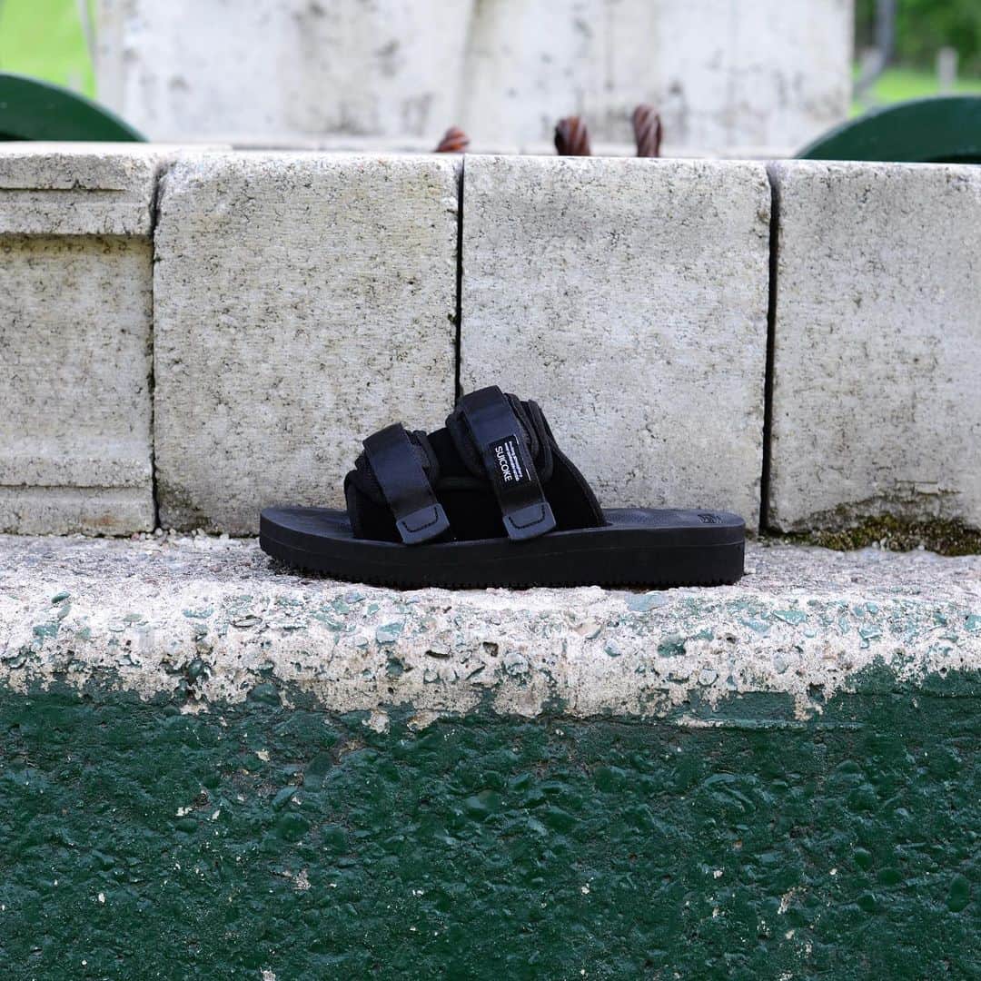 バーニーズ・ニューヨークさんのインスタグラム写真 - (バーニーズ・ニューヨークInstagram)「Sandals and slides all summer ‘19. Shop @suicoke_official for effortless, versatile style.」7月22日 7時37分 - barneysman