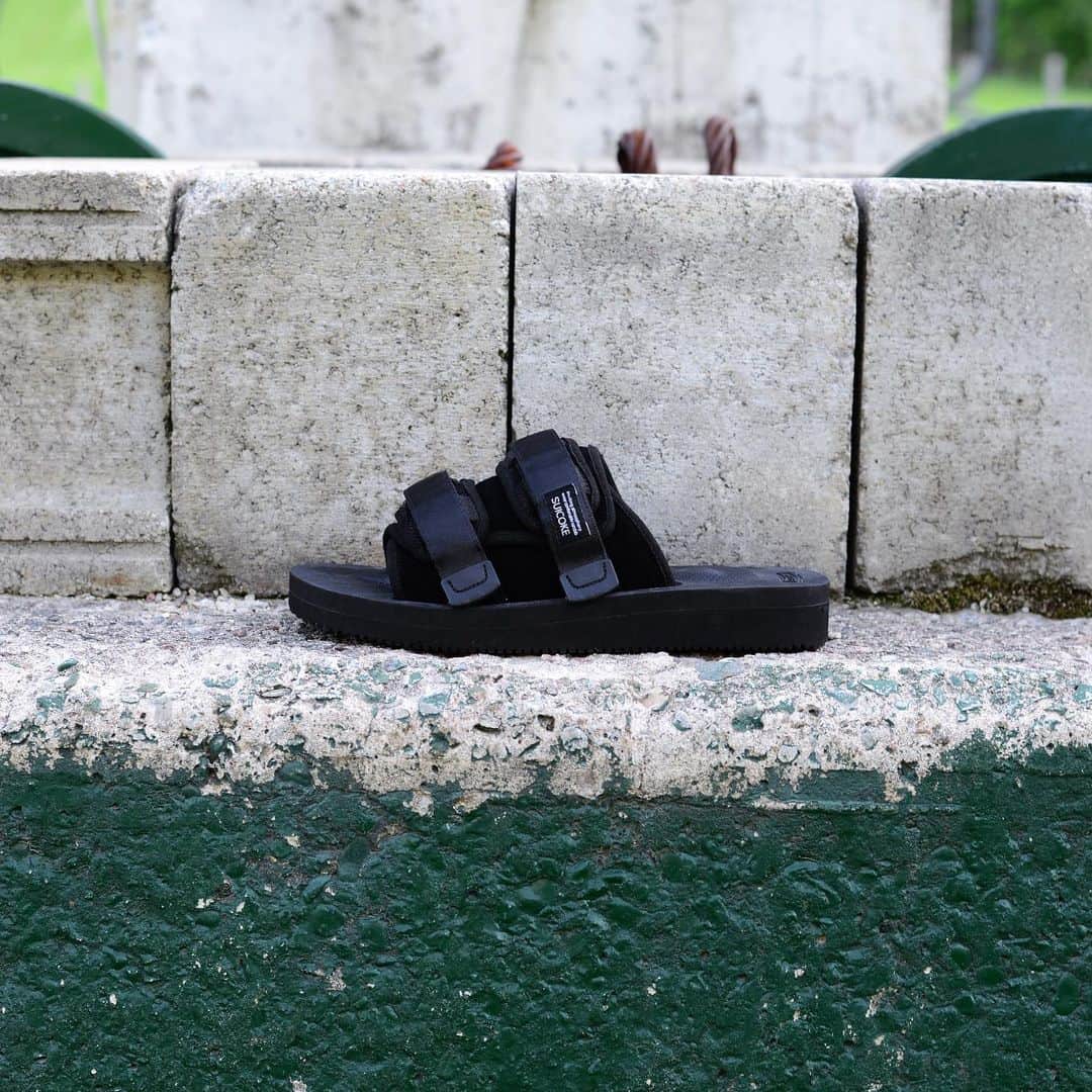 バーニーズ・ニューヨークのインスタグラム：「Sandals and slides all summer ‘19. Shop @suicoke_official for effortless, versatile style.」