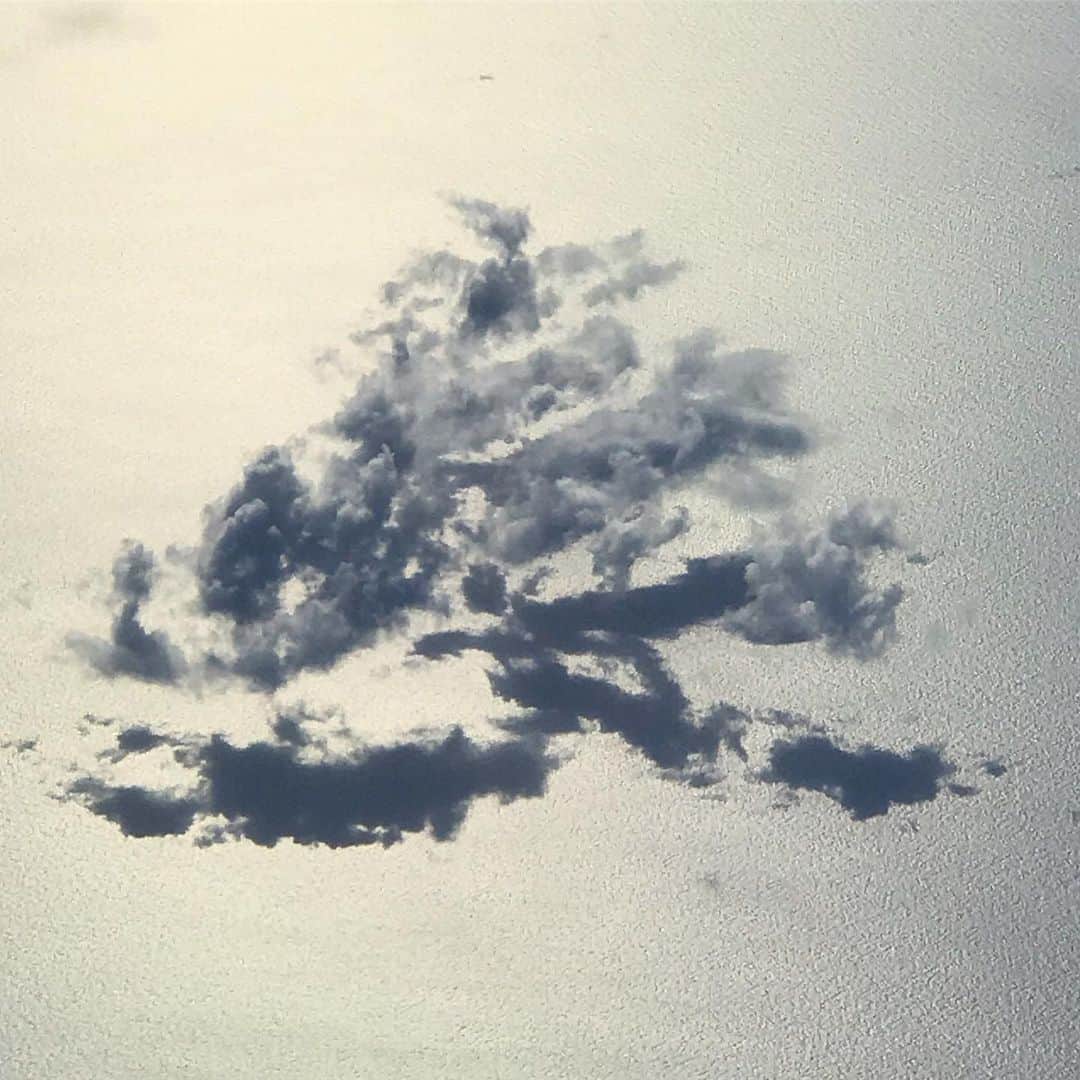藤代冥砂さんのインスタグラム写真 - (藤代冥砂Instagram)「飛行機から見下ろした海面すれすれに浮かぶ雲。影の形と合わさって、書家の作品のよう。しばし見惚れる。  Cloud and shadow make a beautiful shape  like kanji letter on surface of Pacific Ocean.  #海の上 #雲の影 #書家 #漢字」7月22日 7時57分 - meisafujishiro