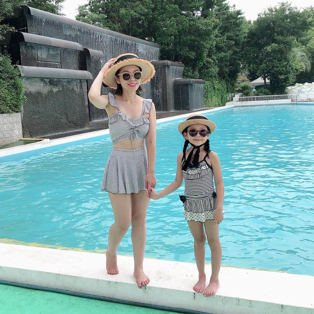 のインスタグラム：「． ★#親子コーデ ★． ． 家族でプール♪ @toshimaen_official ． まだガラガラで空いてて ラッキー♪． これからどんどん増えるんだろうなー(^^;; 早めに行ってよかったー(^_^;)． ． 水着は、#体型カバー できる 白のドットの#水着 を @lunaree.official． 選んだよ👙👙👙． ． #lunaree は、デザイン豊富で プチプラだから嬉しい❤️． ． 今なら‥． ． ✔︎クーポンの利用で10％オフ♪ クーポン→ 5KM2D4WP ． ． ．  #ルナリー #スイムウェア  #今年の水着#プール#ナイトプール  #プール開き #プール遊び  #プール大好き #プールサイド  #としまえん#としまえんプール  #豊島園#豊島園プール  #swimwear #swimwearph  #kidsswimwear #プチプラ #プチプラコーデ #pool #kids#キッズ#キッズ水着  #夏 #夏の思い出 #夏休み#pr」